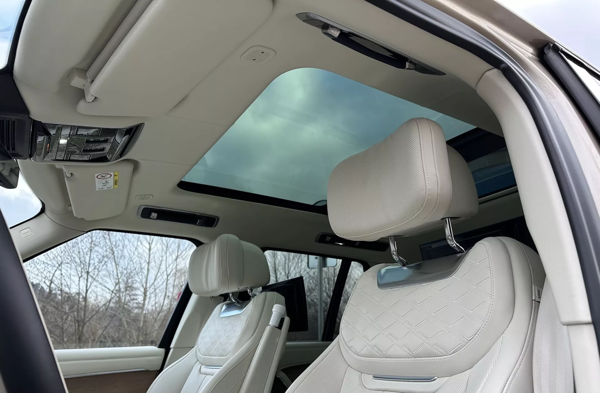 Vista interna del Land Rover Range Rover 2021 che evidenzia la cabina di lusso con tetto panoramico, sedili anteriori trapuntati e comodità avanzate nella cabina