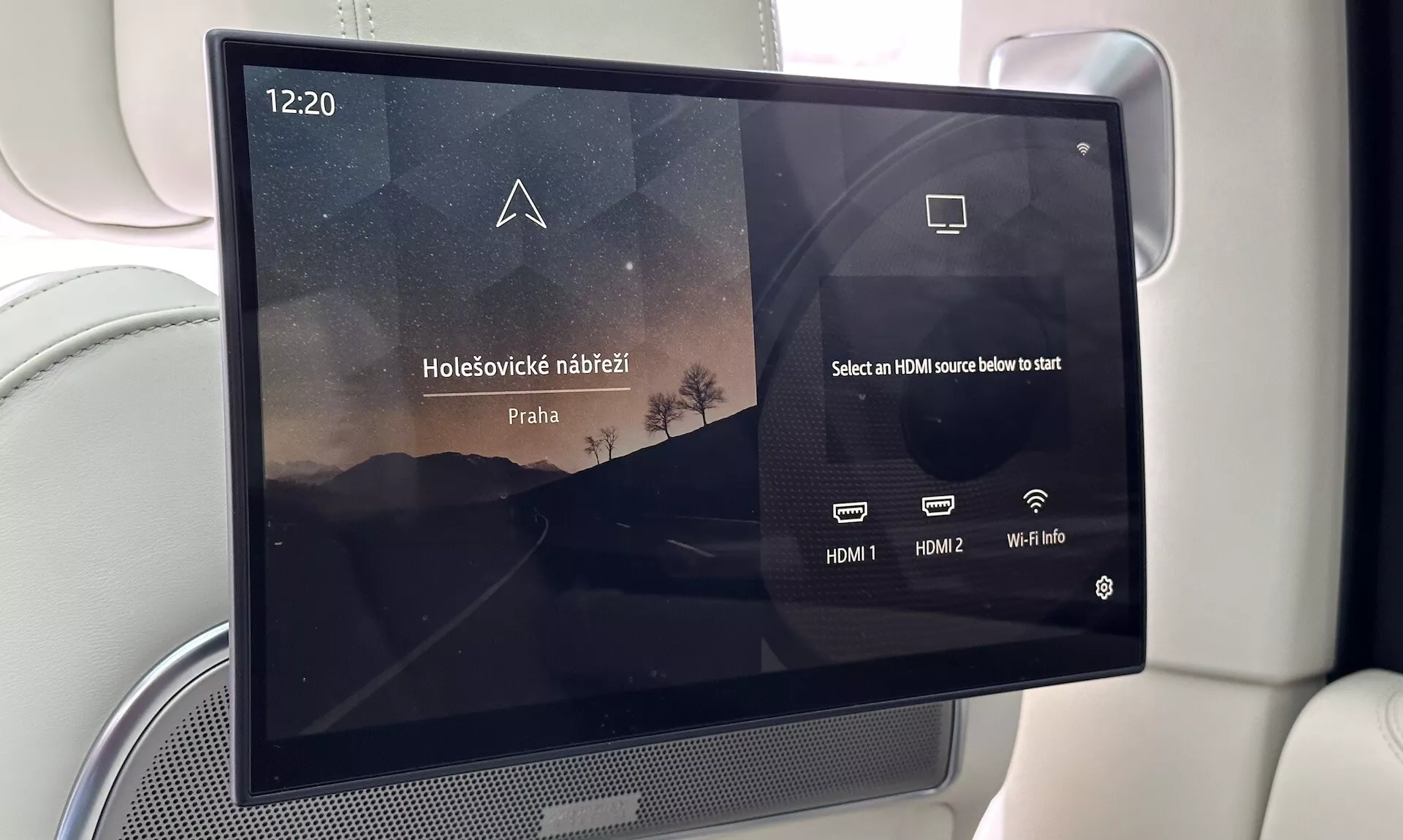 Sistema di intrattenimento in auto Land Rover Range Rover 2021 con display touchscreen posteriore dotato di connettività HDMI e informazioni Wi-Fi, tappezzeria lussuosa visibile