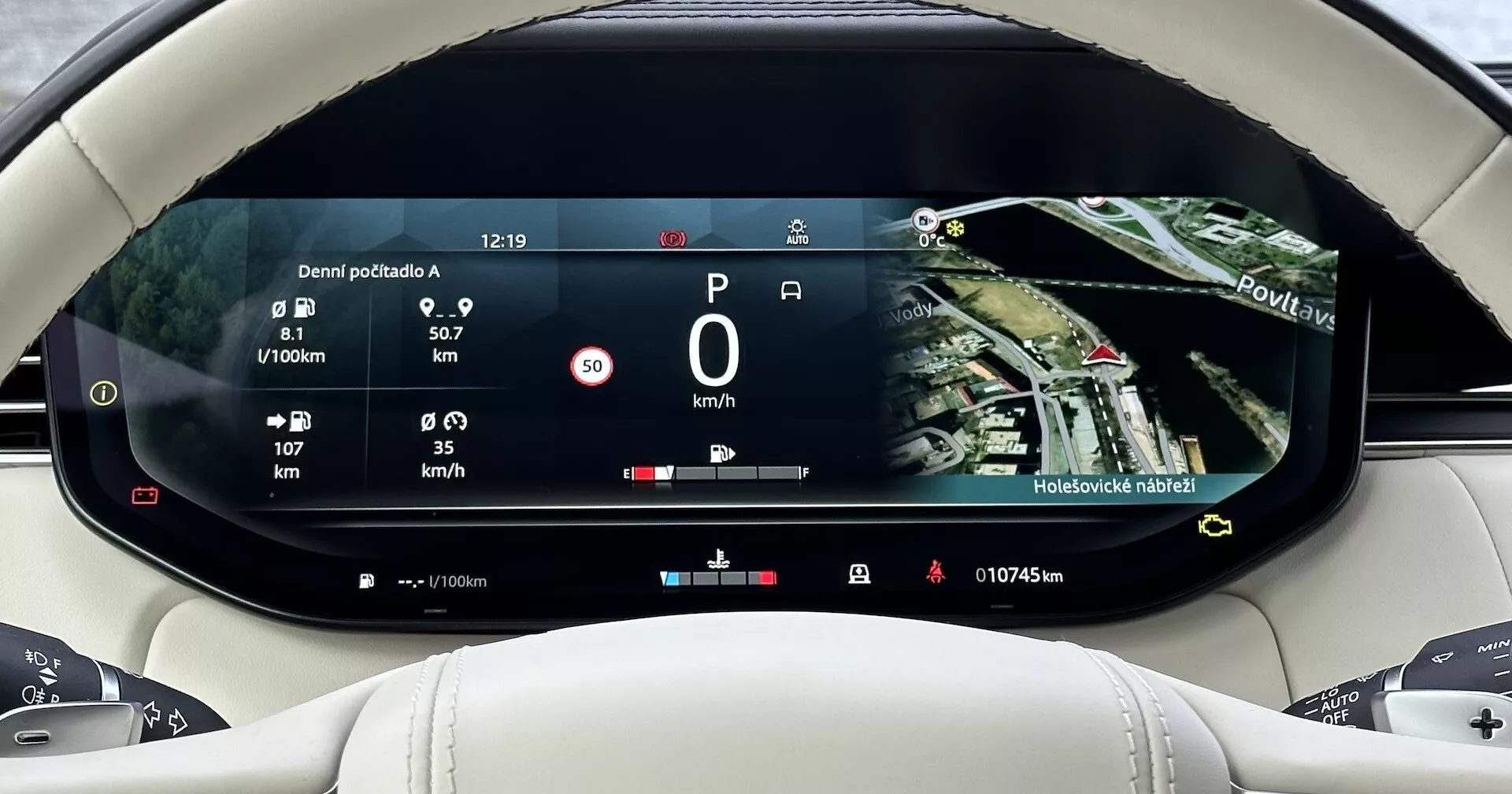 Cruscotto digitale del Land Rover Range Rover 2021 che visualizza informazioni sul viaggio, l'efficienza del carburante, la velocità e una mappa di navigazione satellitare, visto dalla prospettiva del conducente