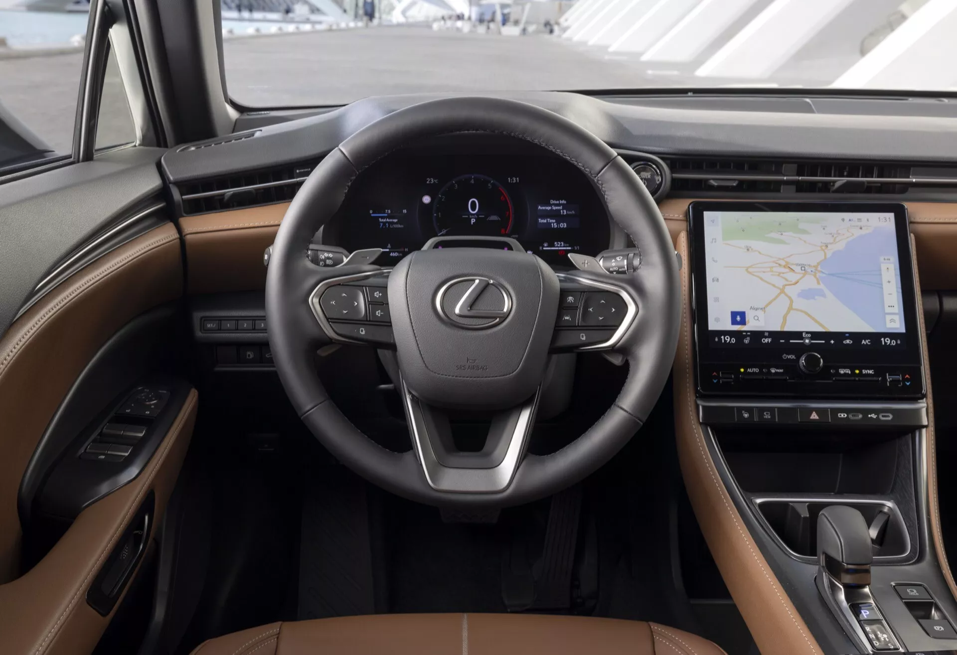 Interno della Lexus LBX 2024 con volante multifunzione con emblema Lexus, quadro strumenti digitale e display infotainment touchscreen che mostra la navigazione GPS sul cruscotto, in schema colori bicolore premium