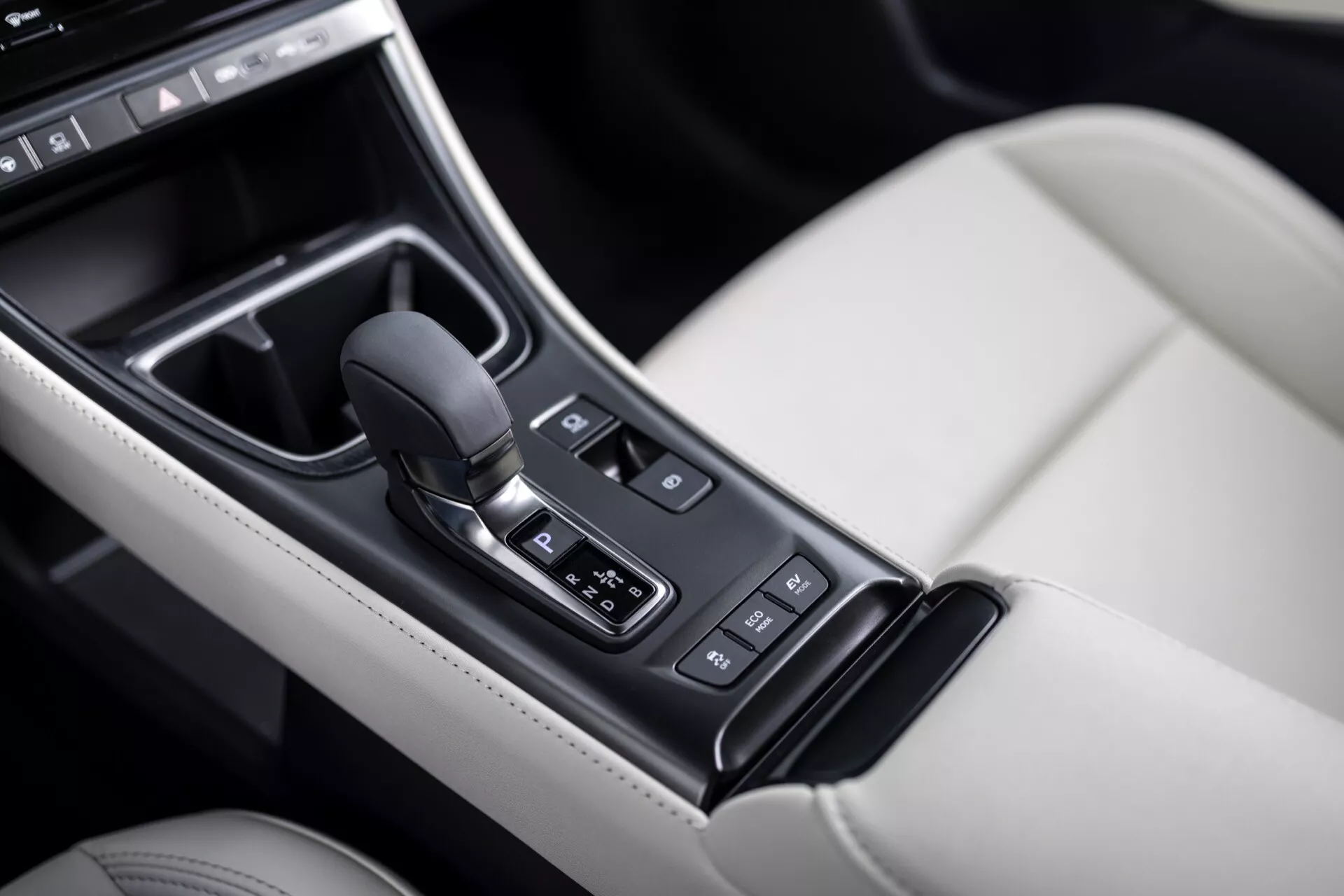 Console centrale Lexus LBX 1ª generazione 2024 con leva del cambio automatico, comandi delle modalità di guida e finiture interne di lusso