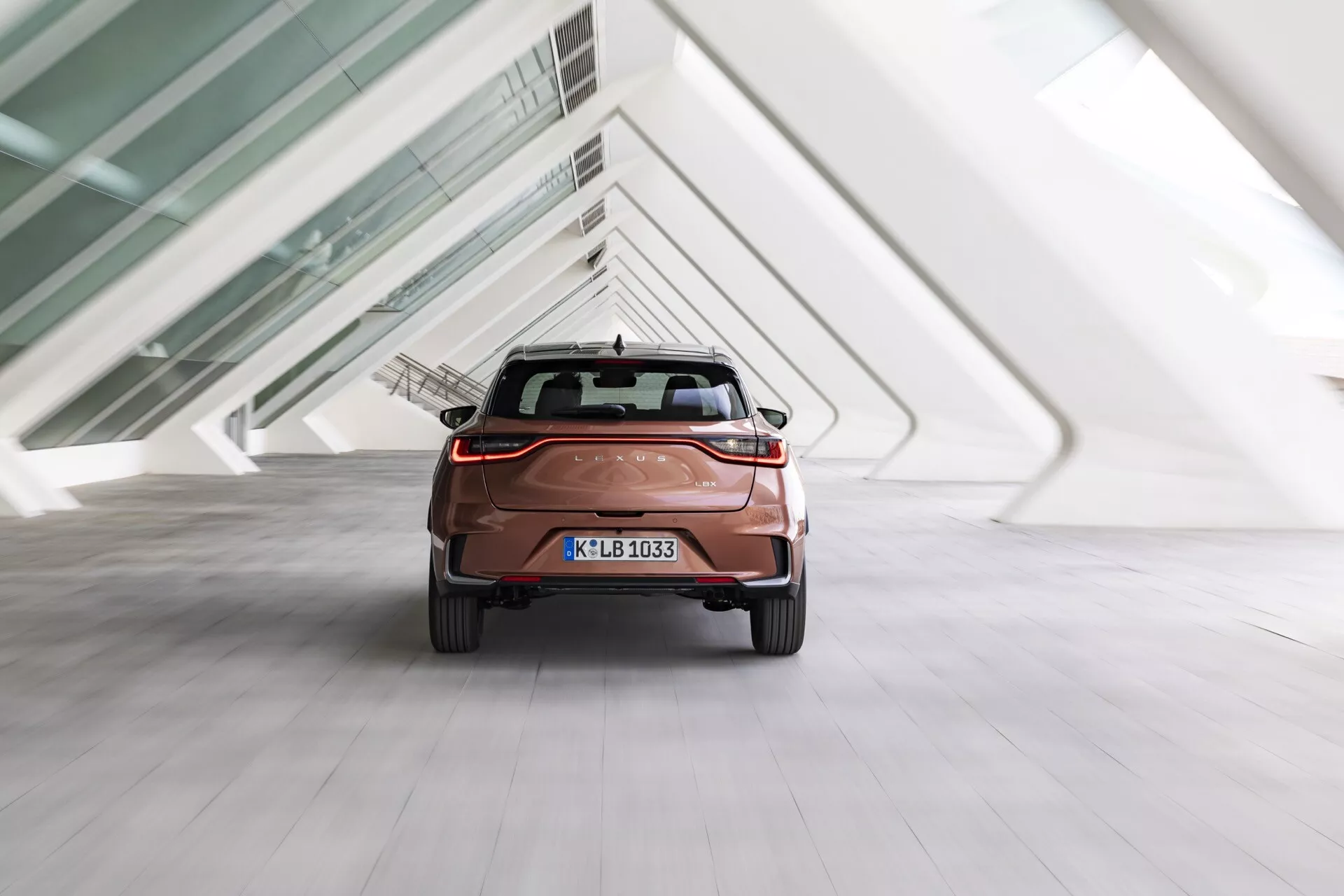 Lexus LBX 2024, 1ª generazione, vista da angolo posteriore che mostra fanali posteriori, paraurti posteriore e coperchio del bagagliaio in ambiente interno