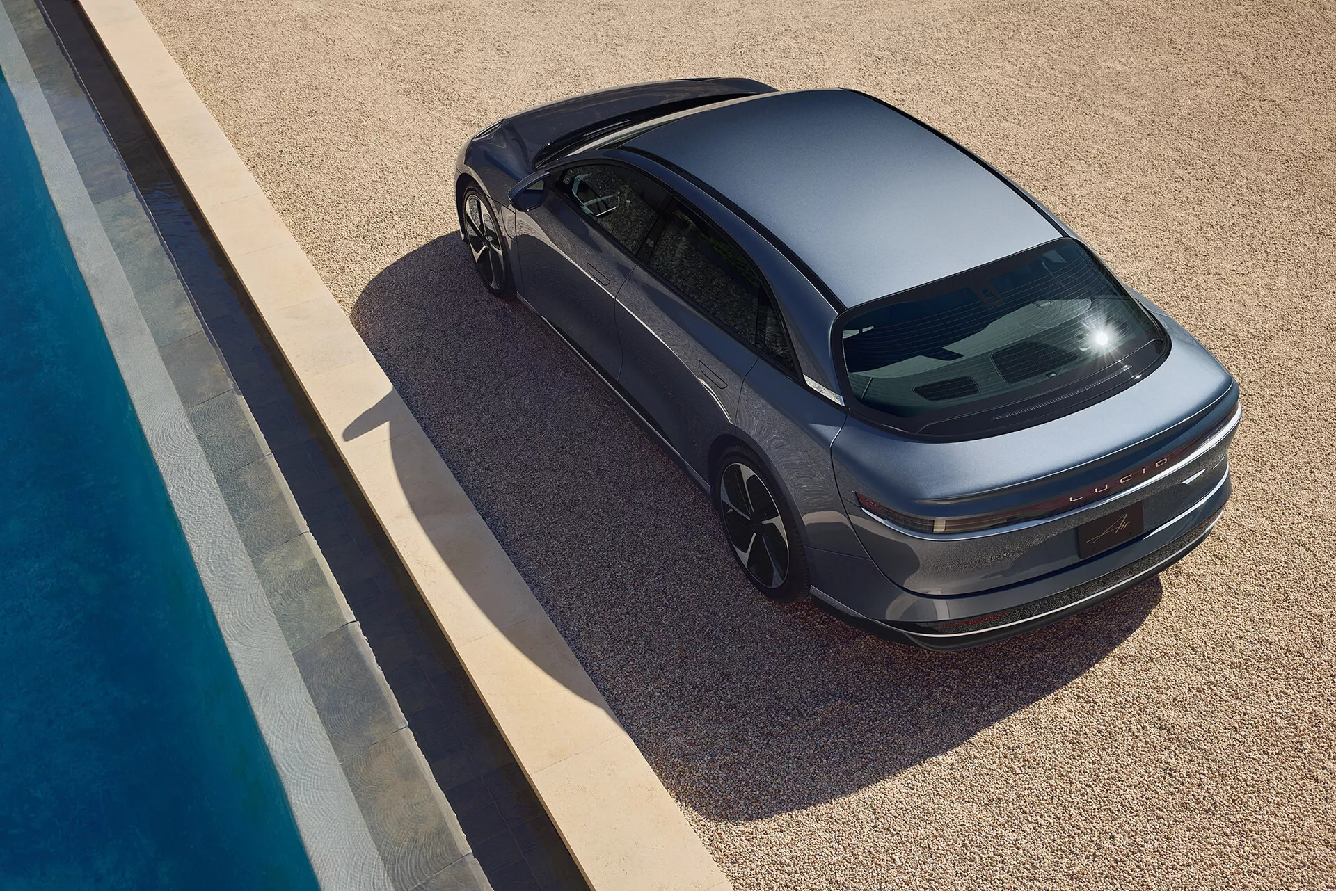 Lucid Air 2022 di prima generazione, berlina elettrica di lusso che mostra un design aerodinamico elegante con fari LED futuristici e un tetto panoramico in vetro.