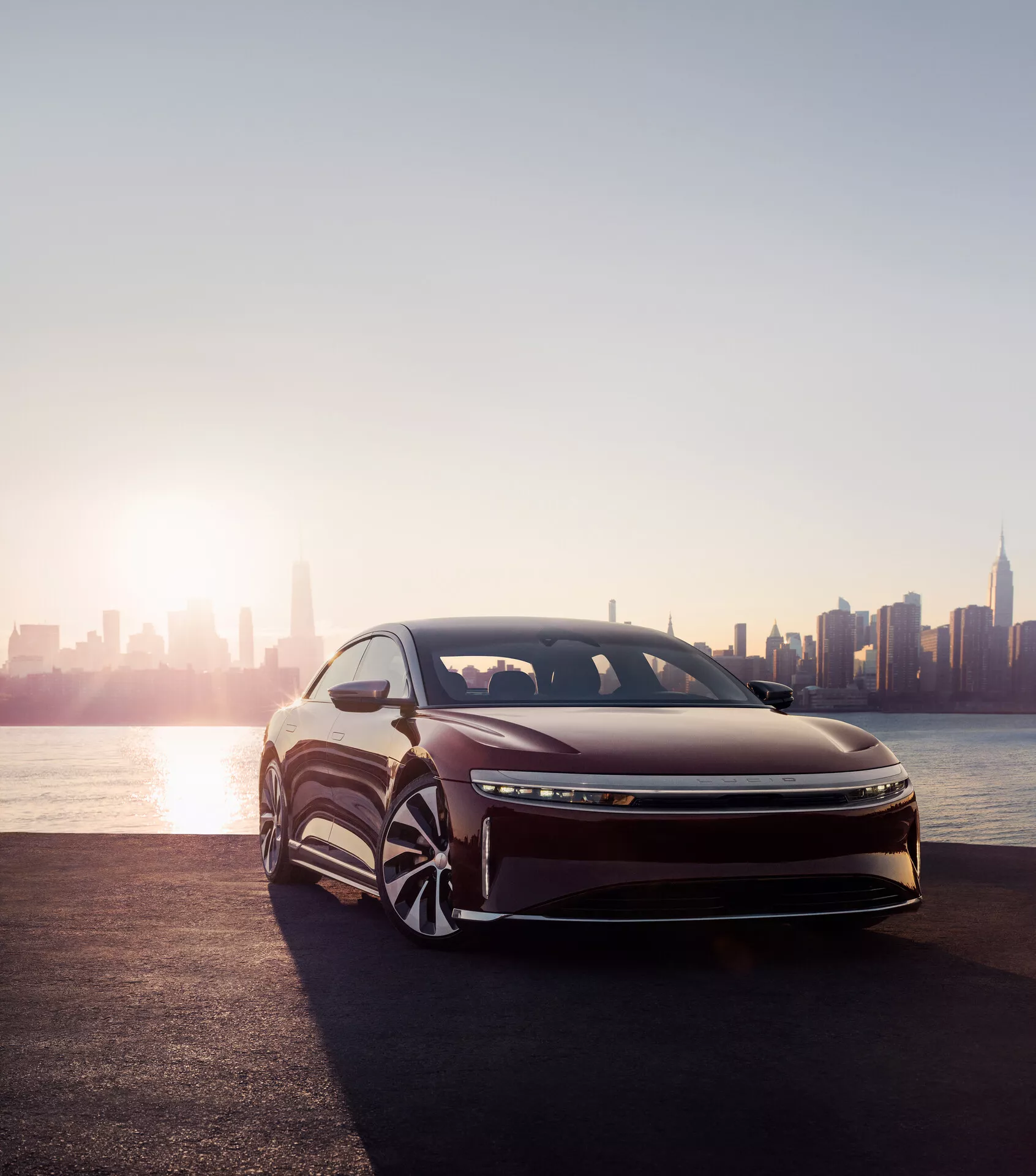 Lucid Air 2022 (1ª Generazione) - Berlina elettrica di lusso con design aerodinamico elegante, sistemi avanzati di assistenza alla guida, interni spaziosi e high-tech, e capacità di autonomia e prestazioni impressionanti.