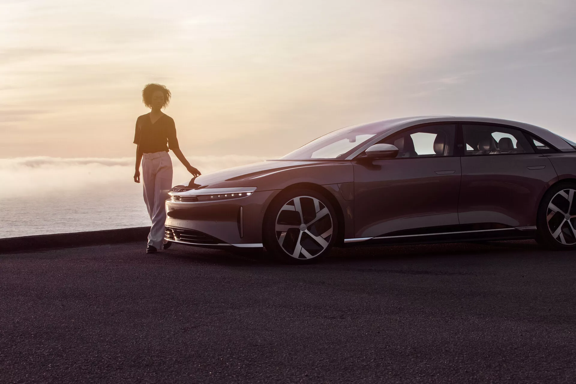 Lucid Air 2022 (1ª generazione) berlina elettrica di lusso con design esterno elegante, fari anteriori e posteriori moderni, ruote stilose e tecnologia avanzata per la guida autonoma.