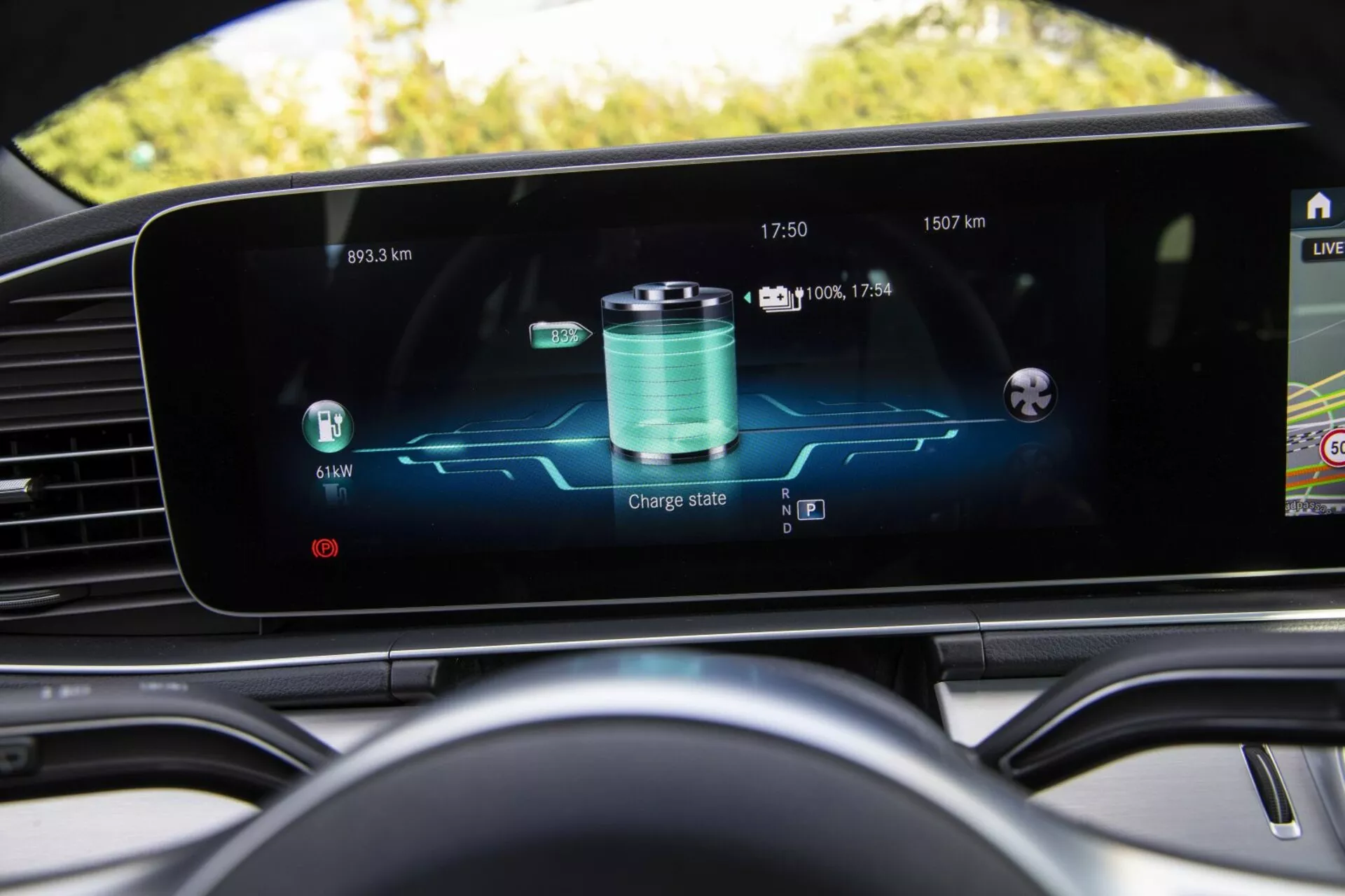 Mercedes-Benz GLE 2019 che mostra un quadro strumenti digitale ad alta risoluzione con stato di carica della batteria, utilizzo dell'energia e temperatura esterna, evidenziando la tecnologia avanzata del veicolo e il design interno di lusso