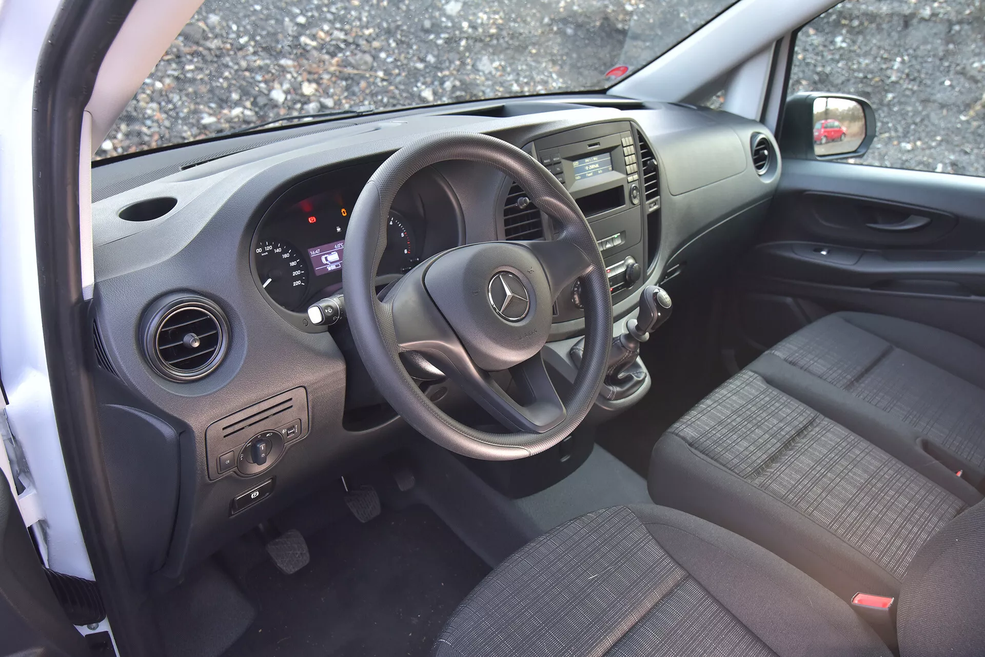 Vista interna di una Mercedes-Benz Vito Tourer 2014 focalizzata sul lato conducente con volante, cruscotto e leva del cambio.