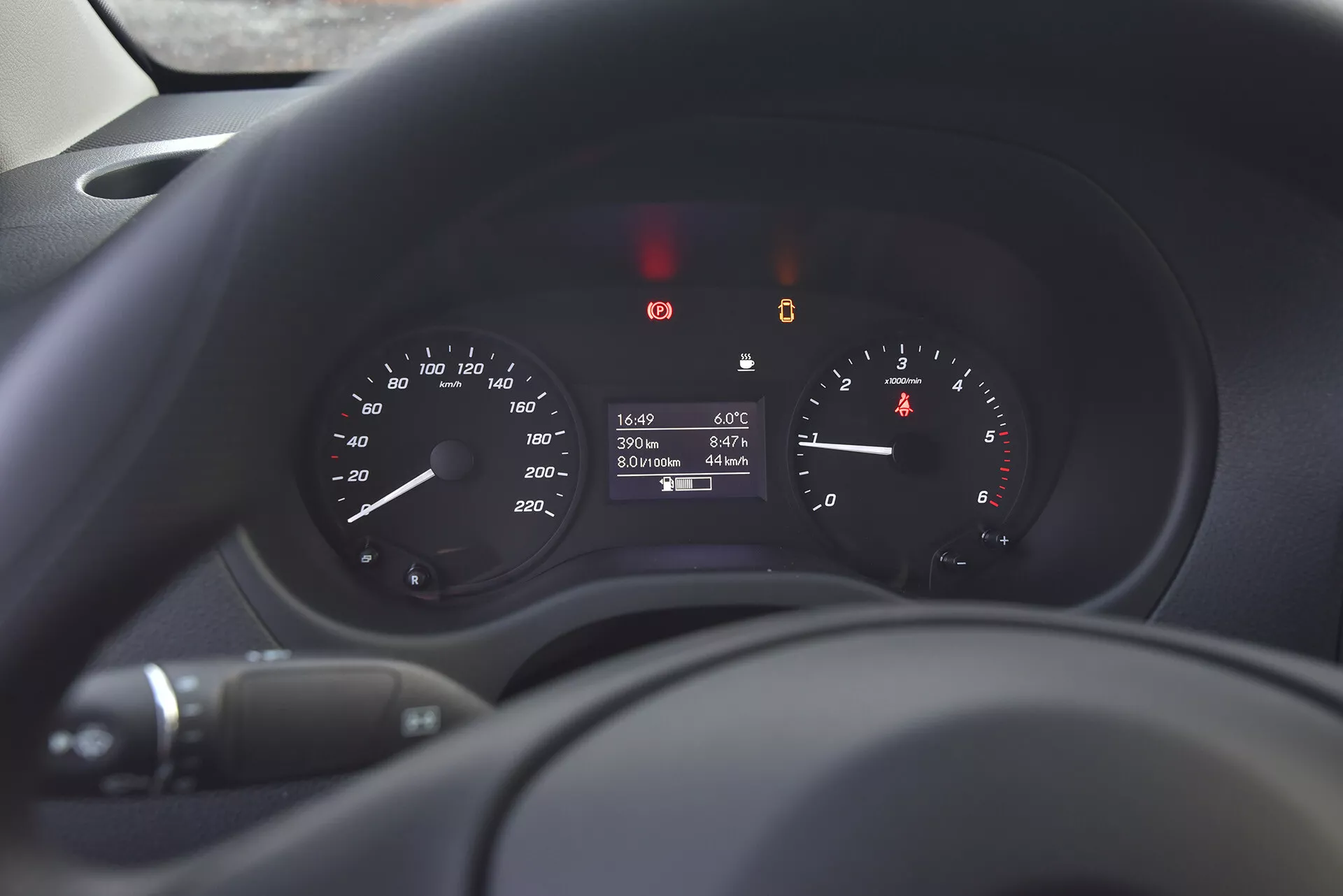 Primo piano del quadro strumenti del Mercedes-Benz Vito Tourer 2014 che mostra tachimetro, contagiri e display digitale con temperatura, orario e lettura del contachilometri, con fuoco morbido sulla plancia e volante circostanti