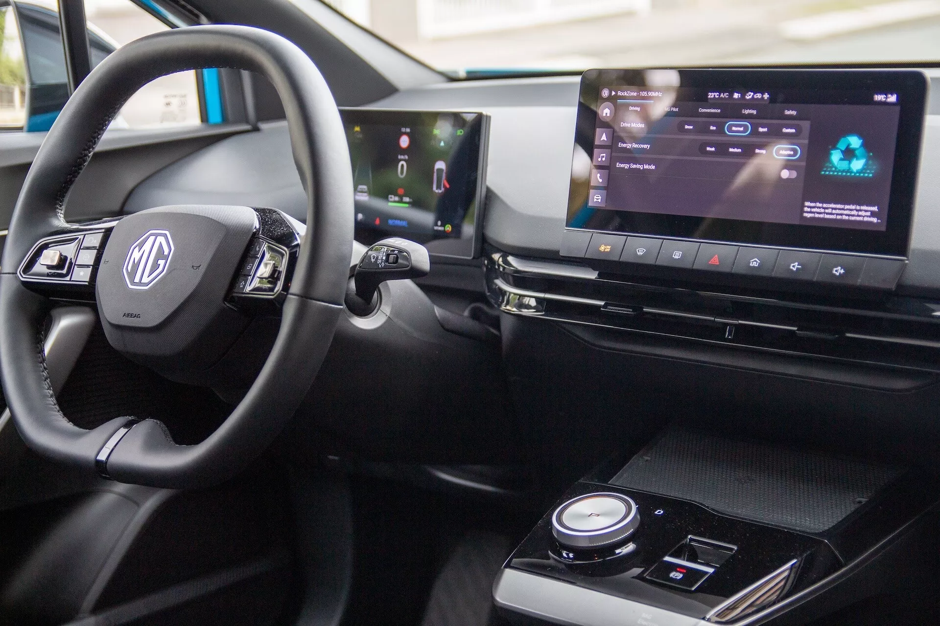 Vista ravvicinata dell'interno del MG MG4 2022, con volante con comandi, cruscotto digitale e sistema di infotainment widescreen in configurazione con guida a destra