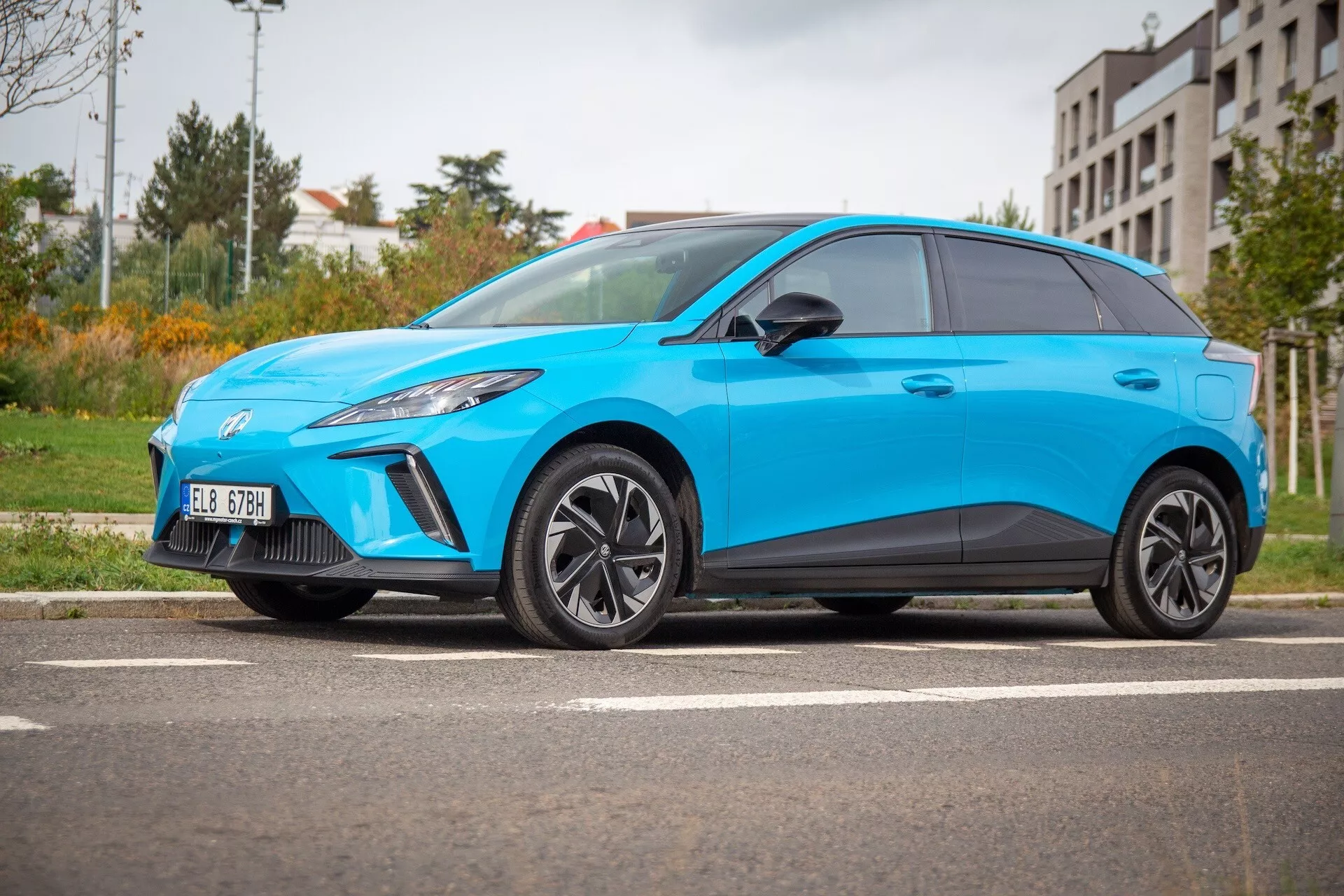 Hatchback elettrica MG MG4 2022 in blu brillante, che mostra la sua postura sportiva, profilo aerodinamico e faro anteriore sinistro LED da un basso angolo laterale