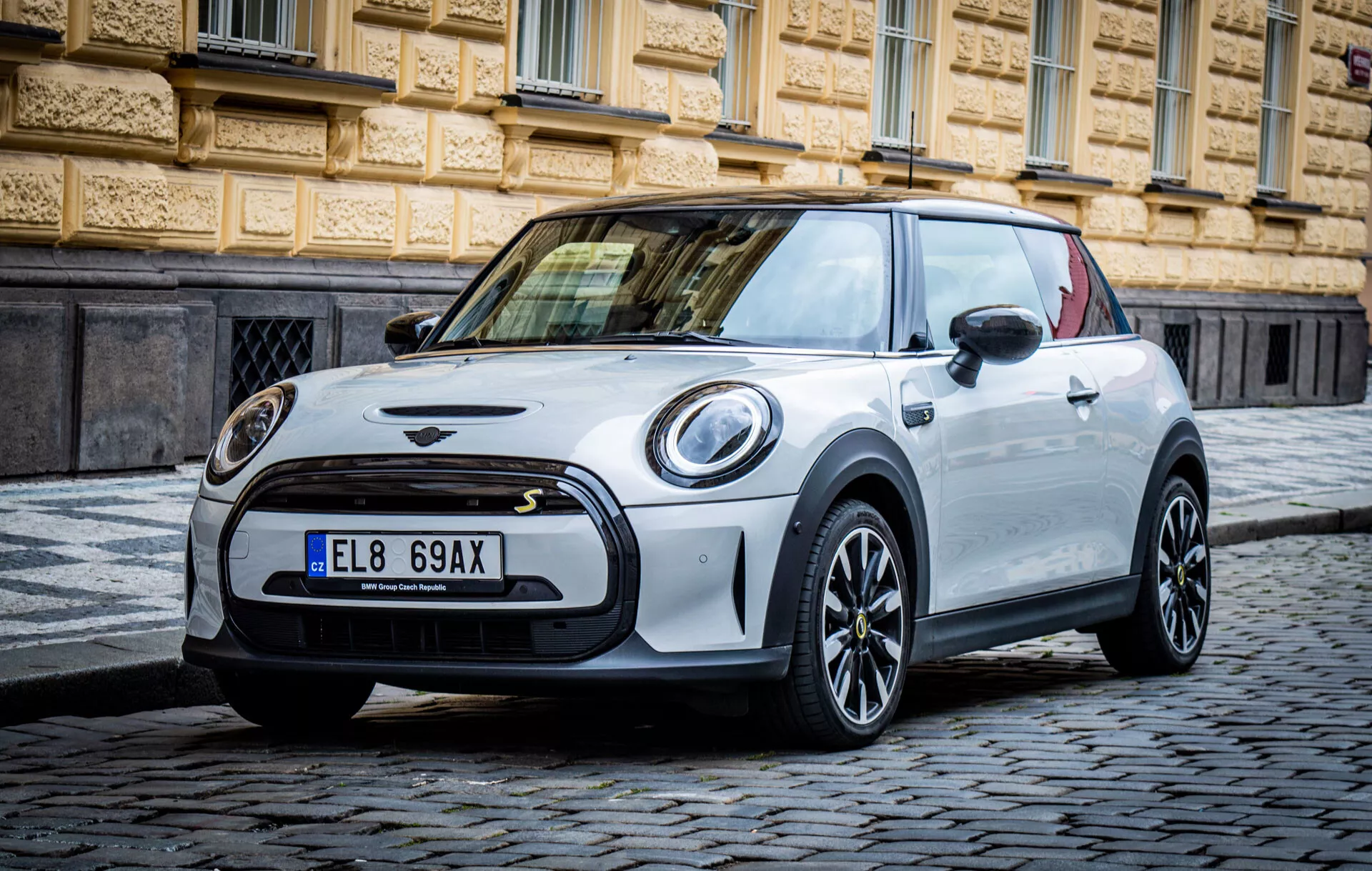 Modello Mini Electric 3 porte del 2021 su strada in ciottoli con griglia frontale, fari tondi, tetto a contrasto e design moderno