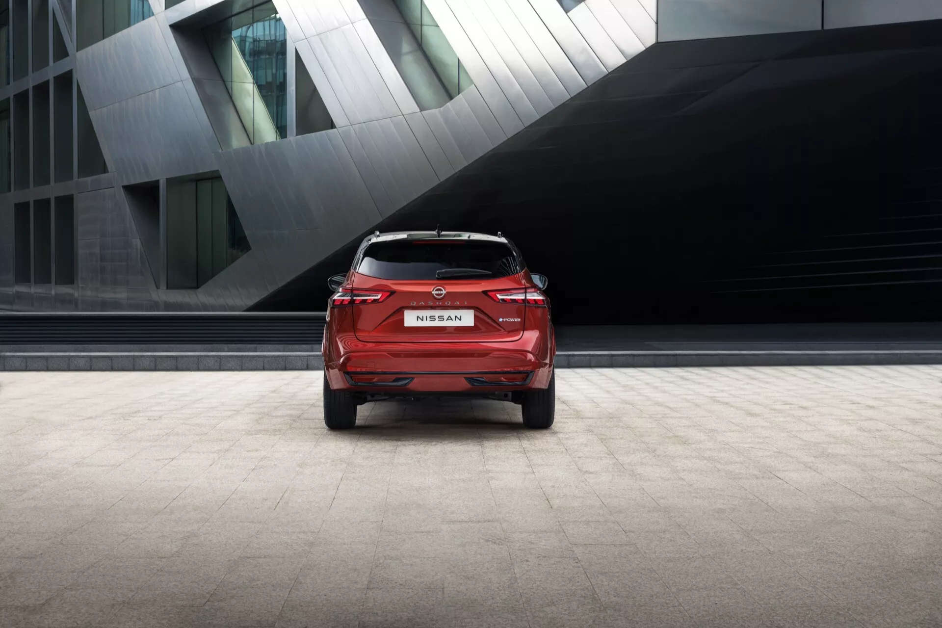 Il Nissan Qashqai 2024 (J12-Facelift) presenta un design elegante e moderno con linee aerodinamiche, fari a LED migliorati e una griglia rinnovata, che mette in mostra la sua estetica raffinata e tecnologia avanzata.
