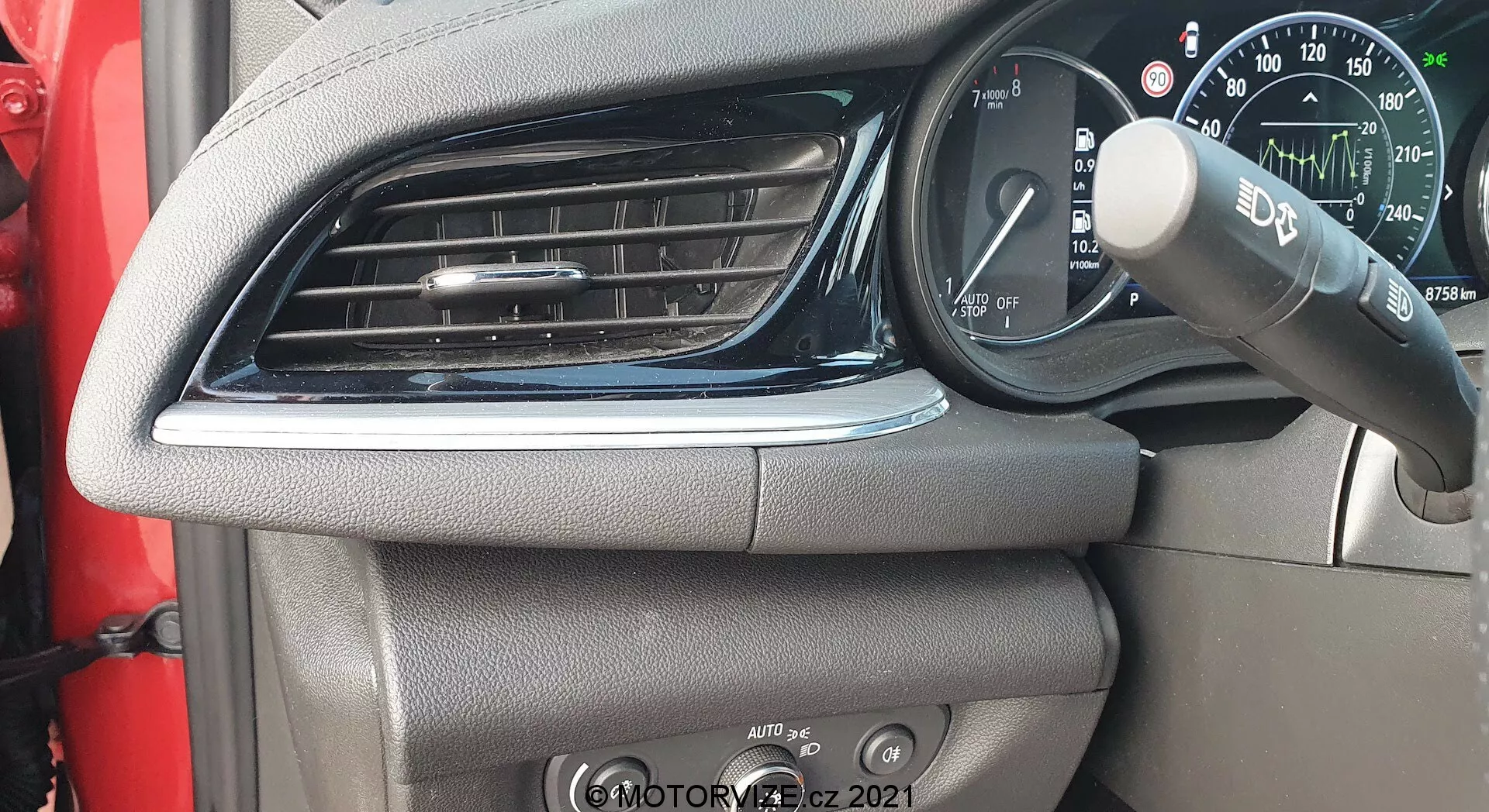 Opel Insignia GSi Grand Sport 2020, caratterizzato da un design elegante e dinamico, aerodinamica avanzata e caratteristiche tecnologiche innovative.