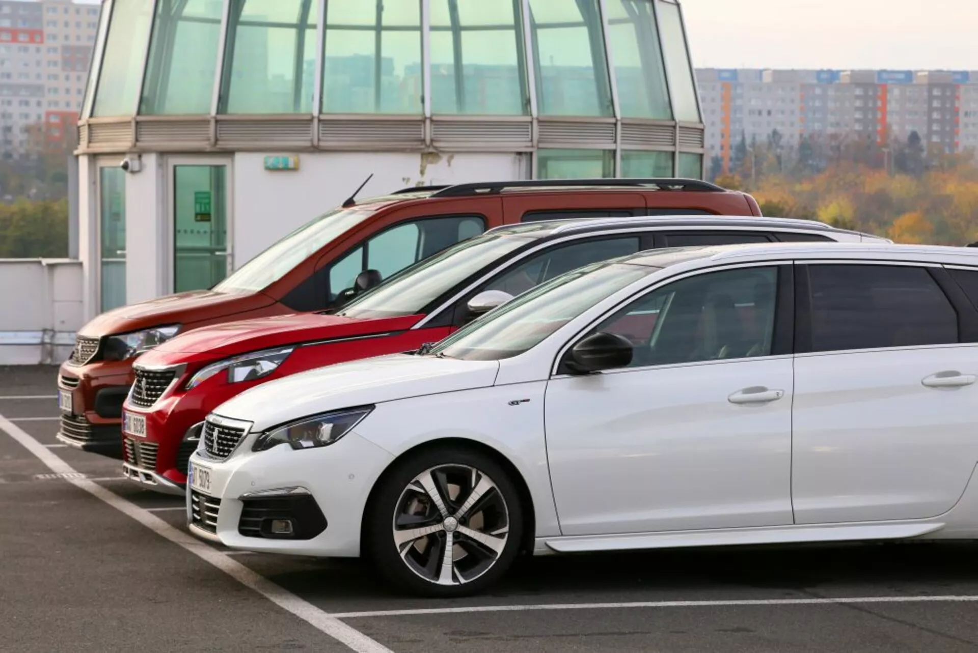 Peugeot 3008 modello 2016 con design elegante argentato, tetto panoramico e fari LED