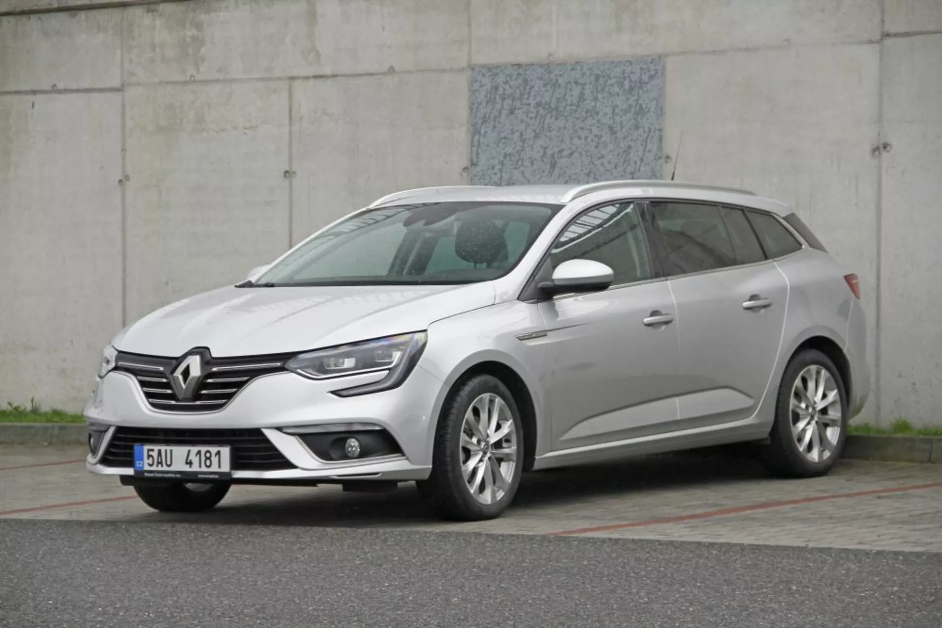 Peugeot 308 SW del 2013 in vernice metallica, con design aerodinamico e elegante da hatchback, fari LED, ruote in lega a più razze e indicatori di direzione integrati, ripreso da un angolo frontale di tre quarti in ambiente urbano