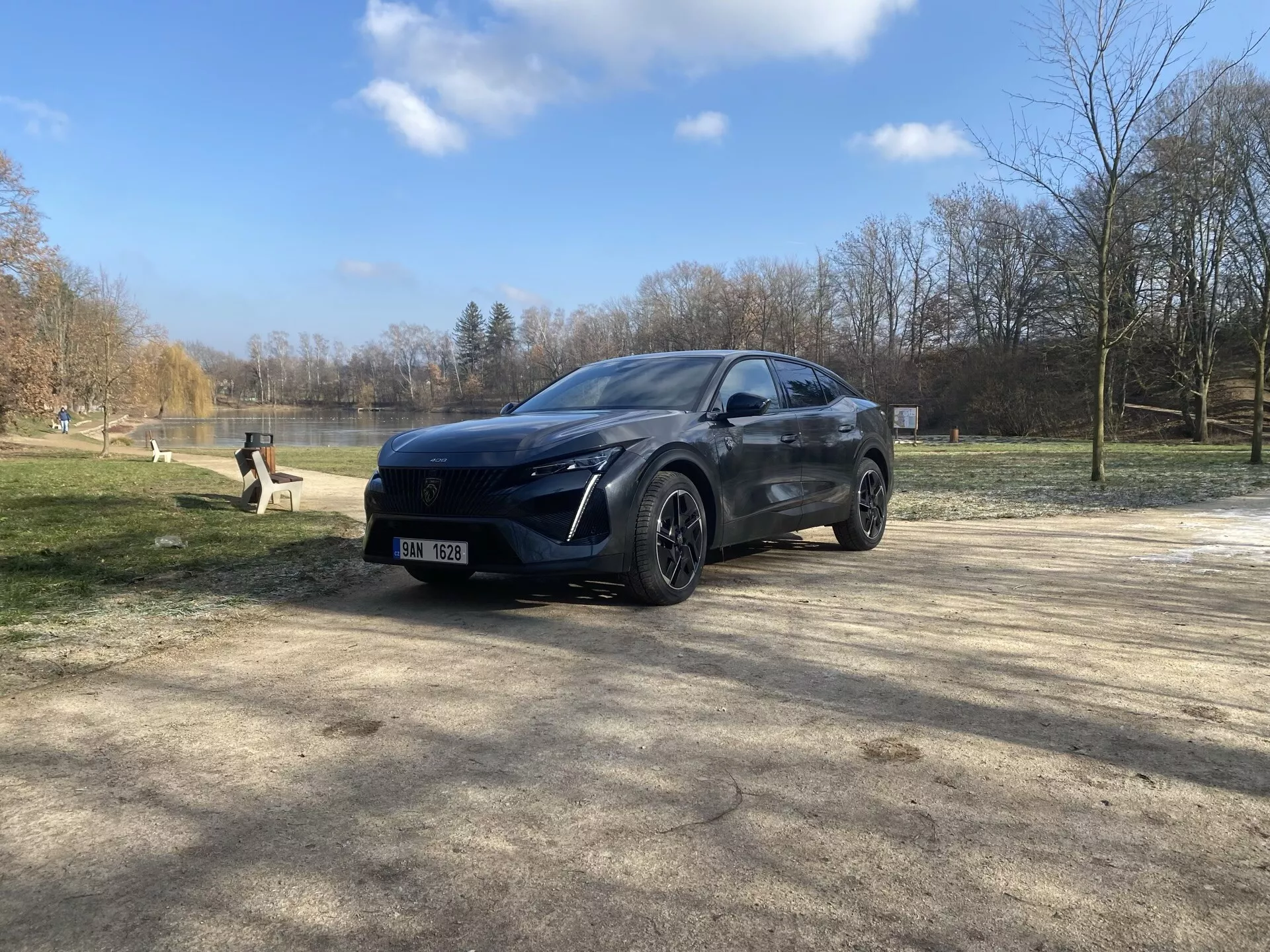 Nuova Peugeot 408 1ª generazione 2023 che mostra il suo design elegante, funzionalità innovative e tecnologia avanzata