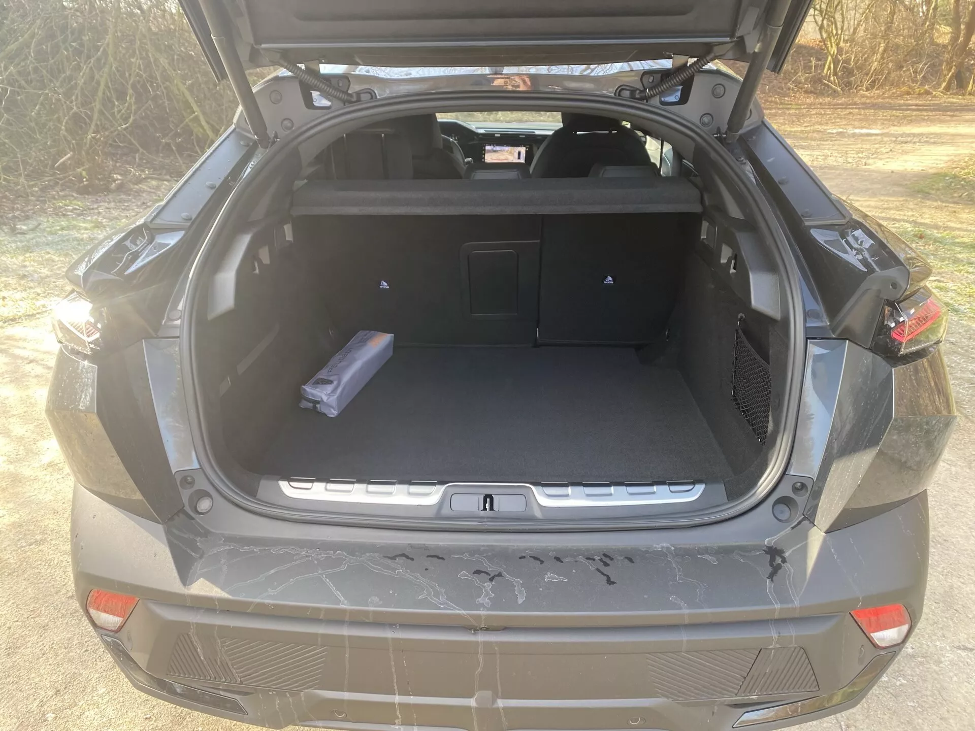Peugeot 408 2023, prima generazione, con forma aerodinamica elegante, fari LED innovativi e design interno moderno.