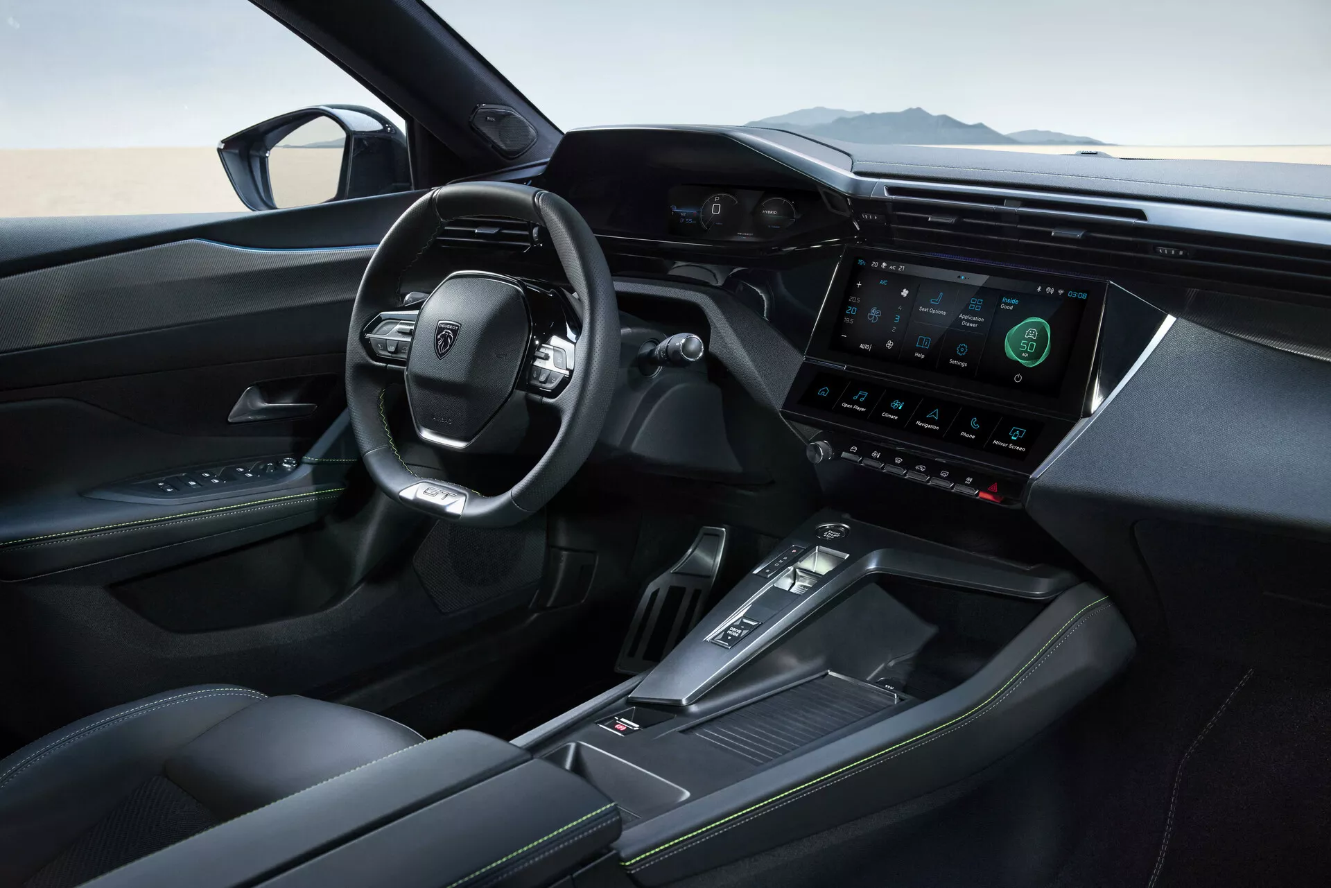 Vista interna del Peugeot 408 del 2023 focalizzata sulla lussuosa cabina anteriore caratterizzata da un display del cruscotto digitale, volante multifunzionale, console centrale elegante con cambio elettronico, sedili in pelle confortevoli e sistemi avanzati di assistenza alla guida.