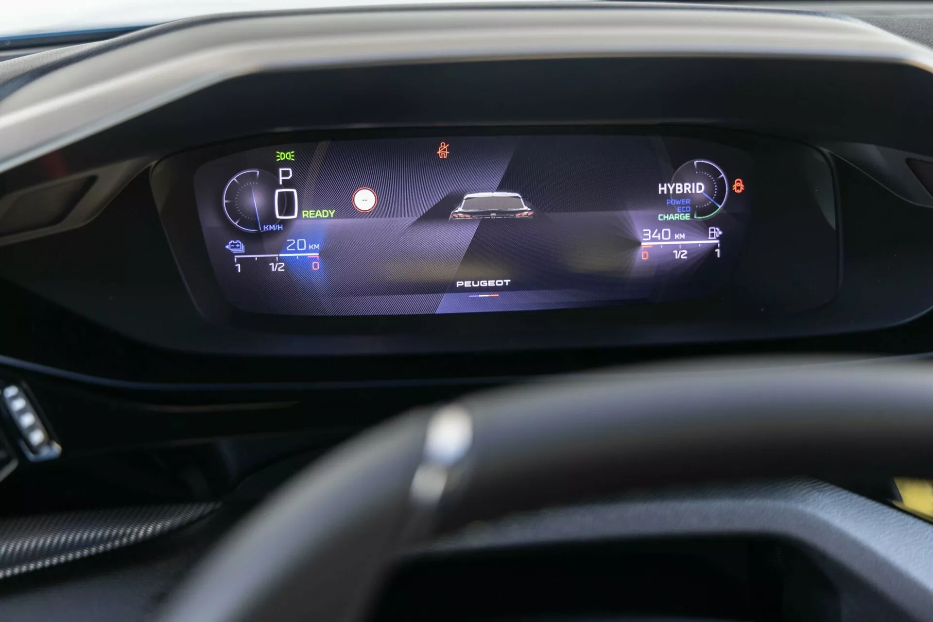 Vista interna ravvicinata della Peugeot 408 2023 che mostra il quadro strumenti digitale dalla prospettiva del guidatore, con indicatori ibridi come la scritta ‘HYBRID’, modalità parcheggio, livello della batteria e autonomie, con un focus sul display elegante e illuminato dietro il volante leggermente sfocato.