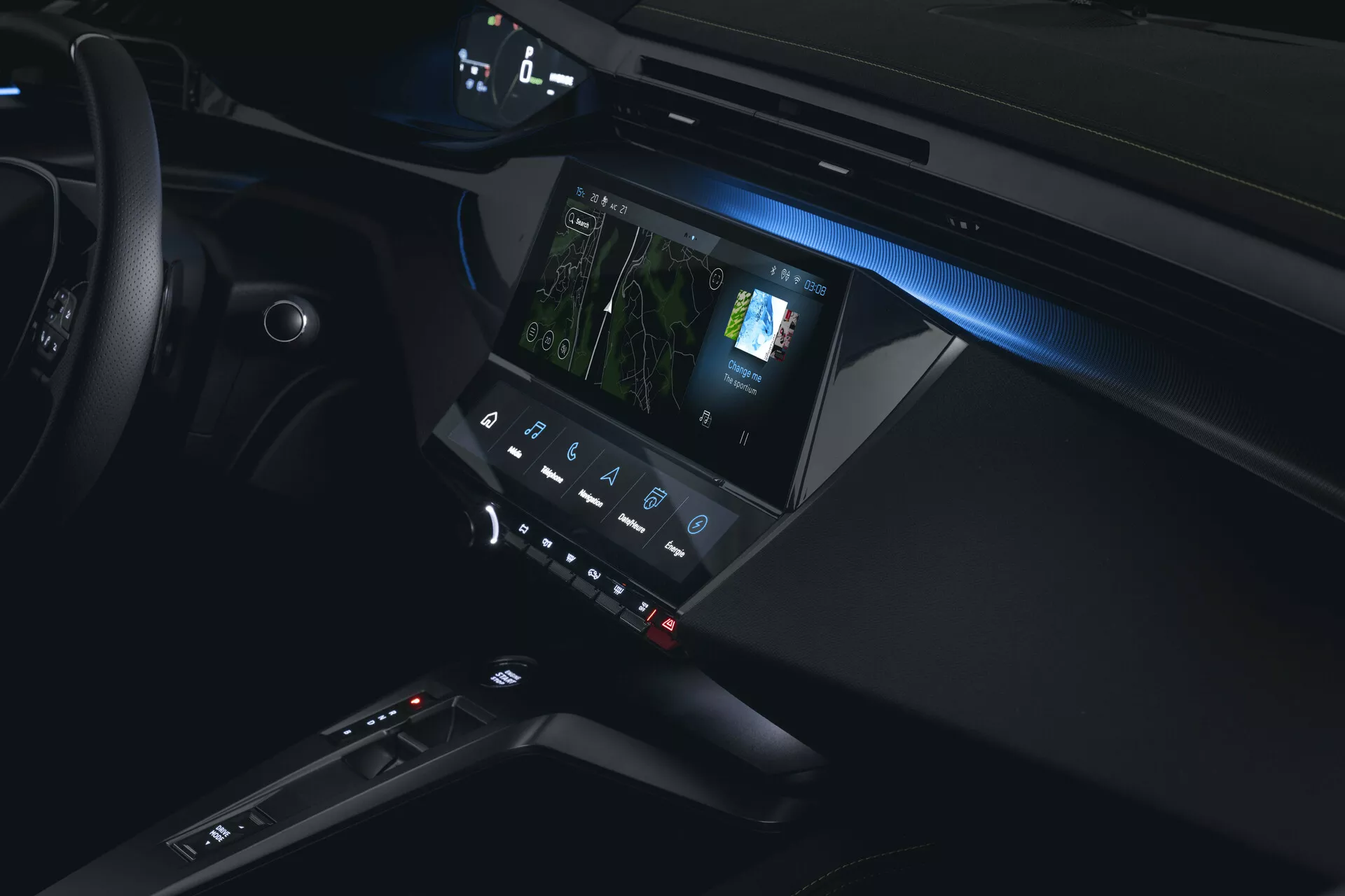 Vista dettagliata interna della Peugeot 408 2023 con focus sulla console centrale e sul sistema di infotainment con illuminazione ambientale e funzionalità tecnologiche avanzate, visuale dal lato passeggero.