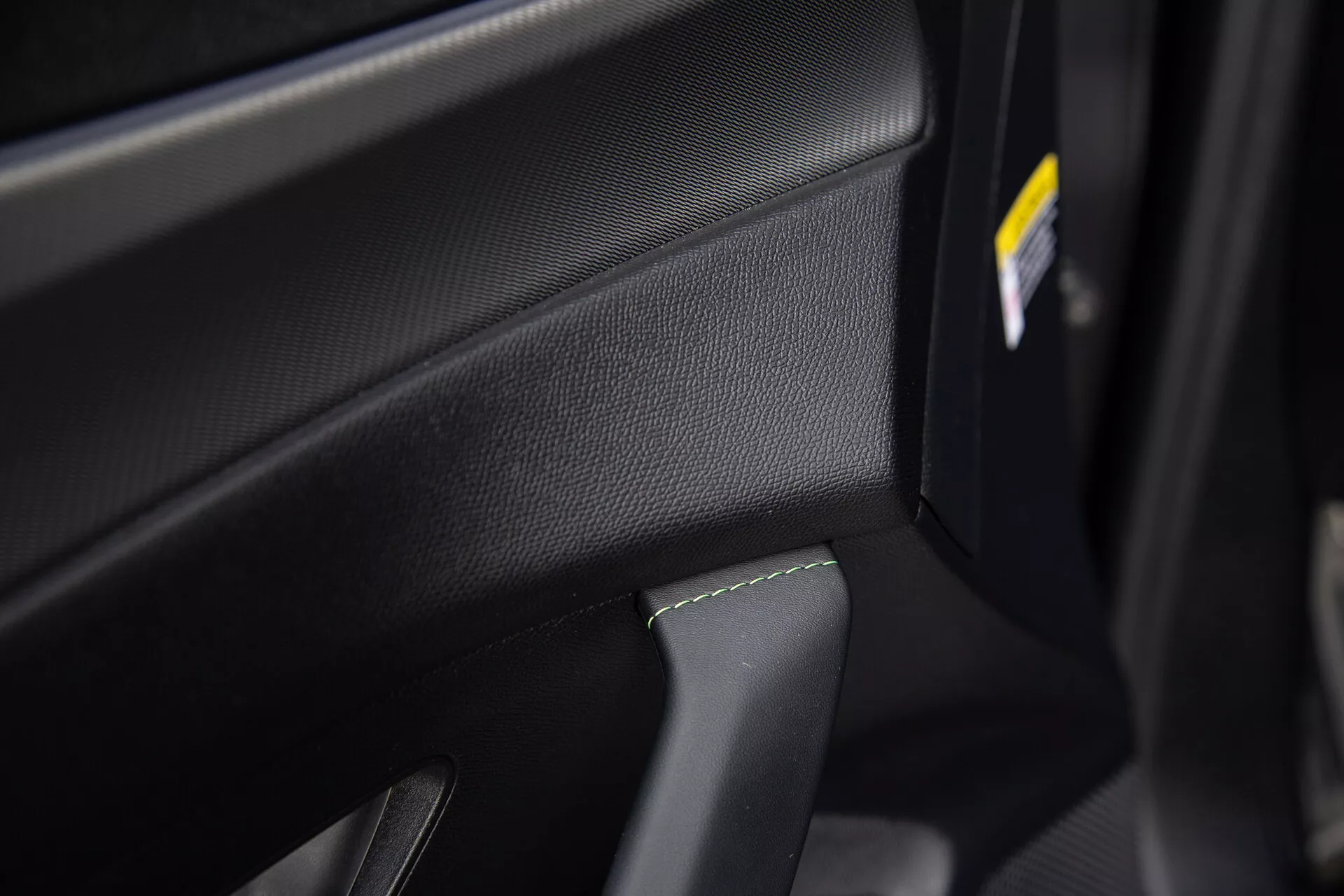 Il nuovissimo Peugeot 408 del 2023 in una posa dinamica che mette in mostra il suo design elegante, fari LED avanzati e silhouette sofisticata