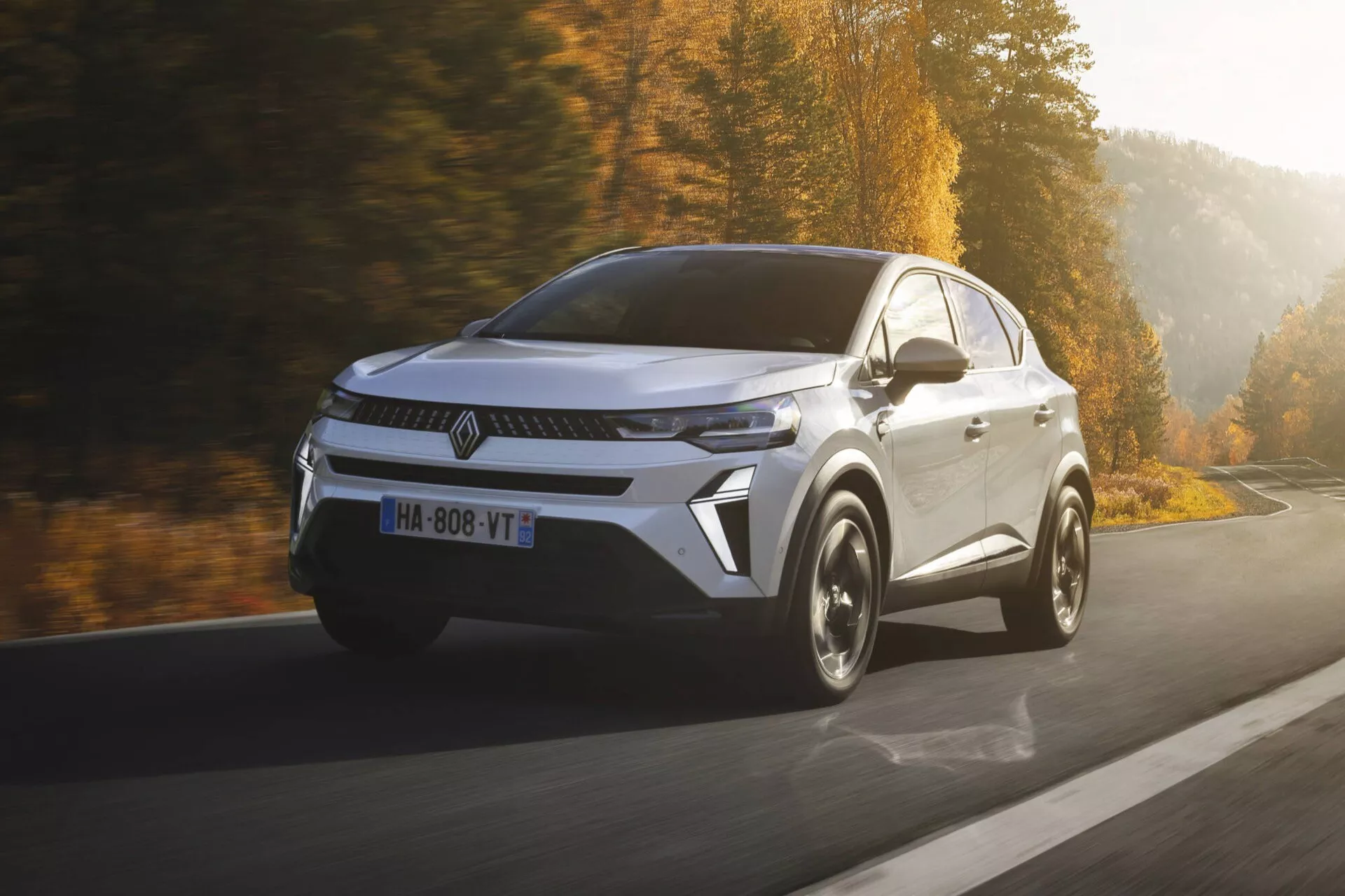 Nuovo modello Renault Captur 2024 (II-Facelift) in vivace color bordeaux che mostra caratteristiche migliorate, design elegante e tecnologia moderna