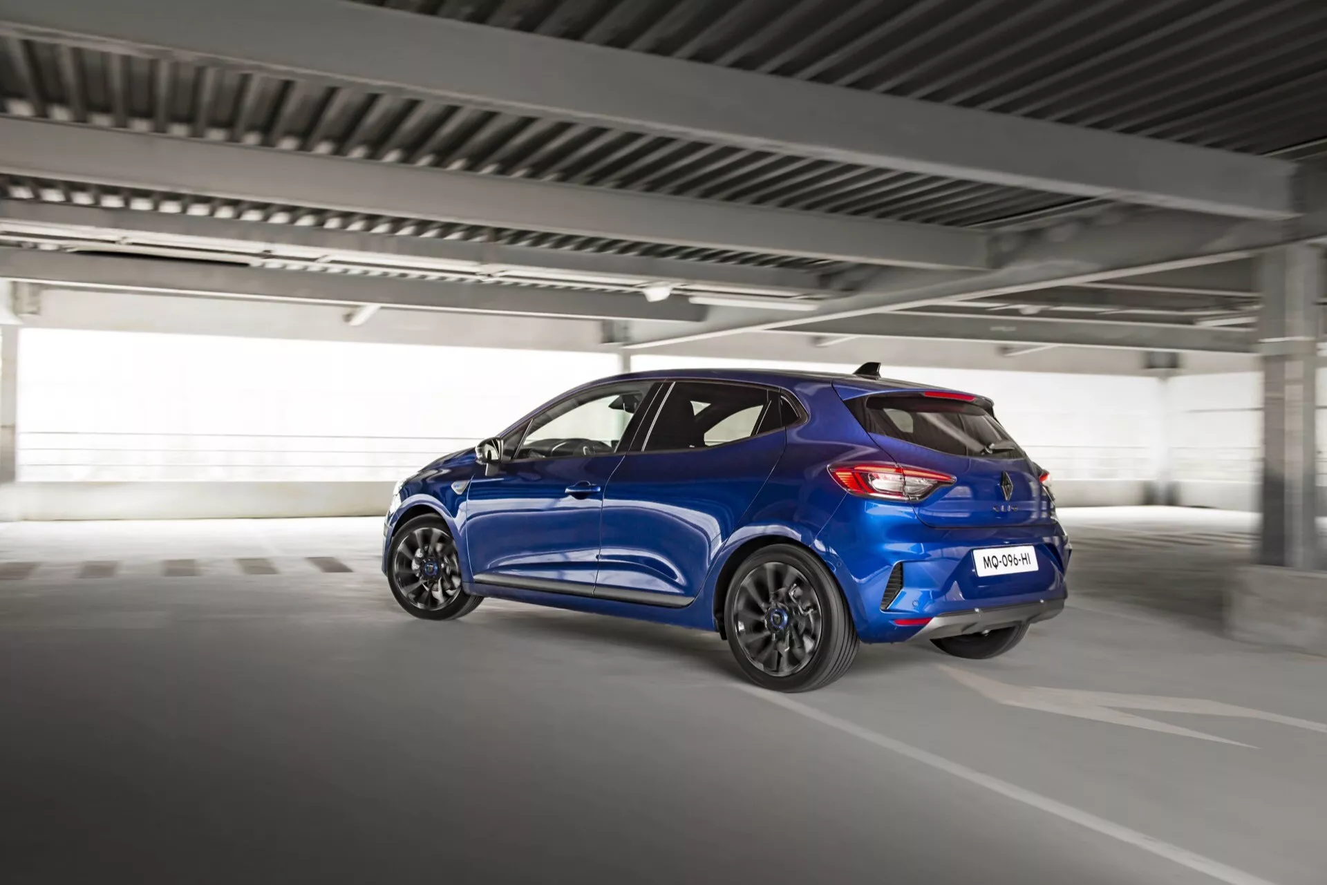Modello Renault Clio V-Facelift 2023 che mostra un design esterno lucido e caratteristiche aggiornate