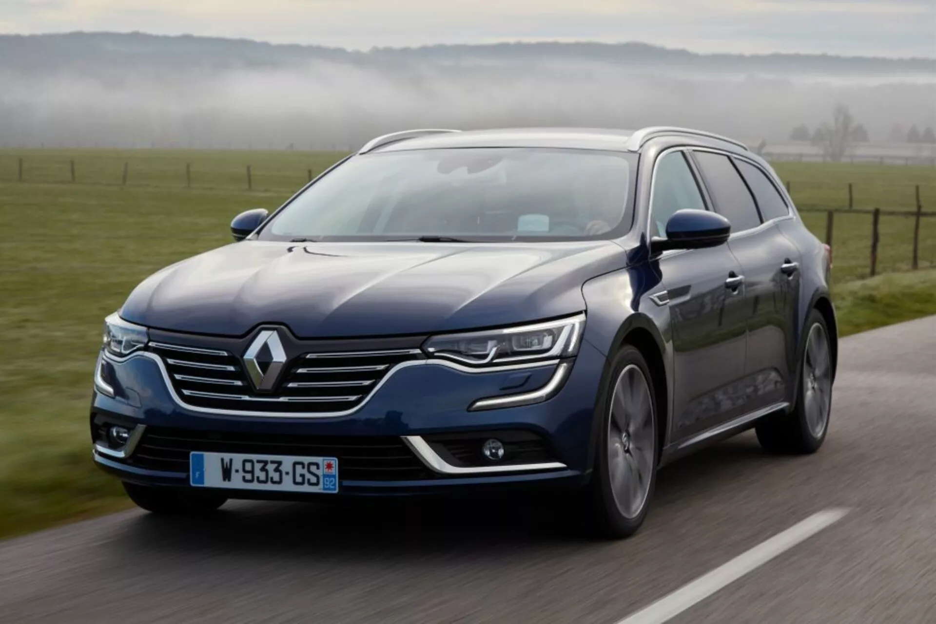 Renault Talisman Grandtour del 2016 in movimento, vista da un angolo anteriore laterale che mostra luci LED e vernice metallizzata
