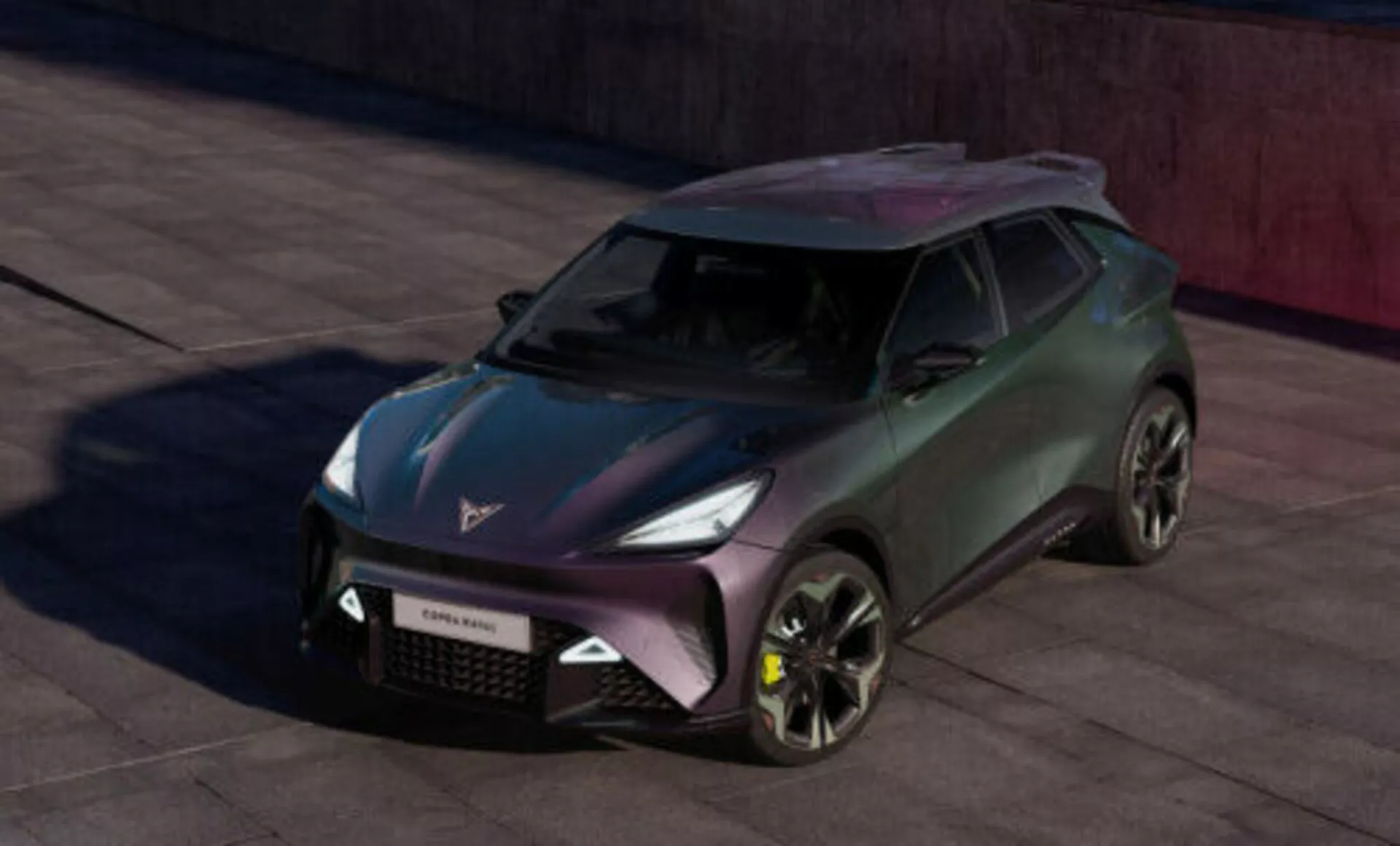 Škoda Enyaq iV 2021 in ambiente esterno, mostra griglia anteriore, fari LED, cofano aerodinamico, cerchi in lega e linea del tetto elegante, mettendo in evidenza il design moderno e le caratteristiche tecnologiche