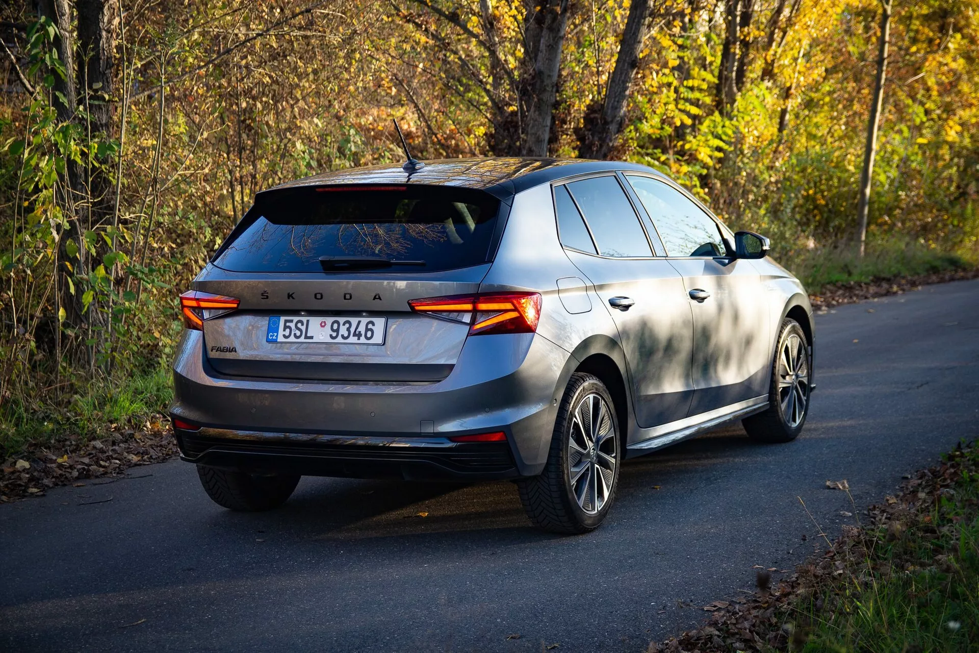 La Skoda Fabia 2021 presenta un design elegante e moderno con linee aerodinamiche, un interno spazioso, un avanzato sistema di infotainment e un motore efficiente, offrendo un'esperienza di guida dinamica.