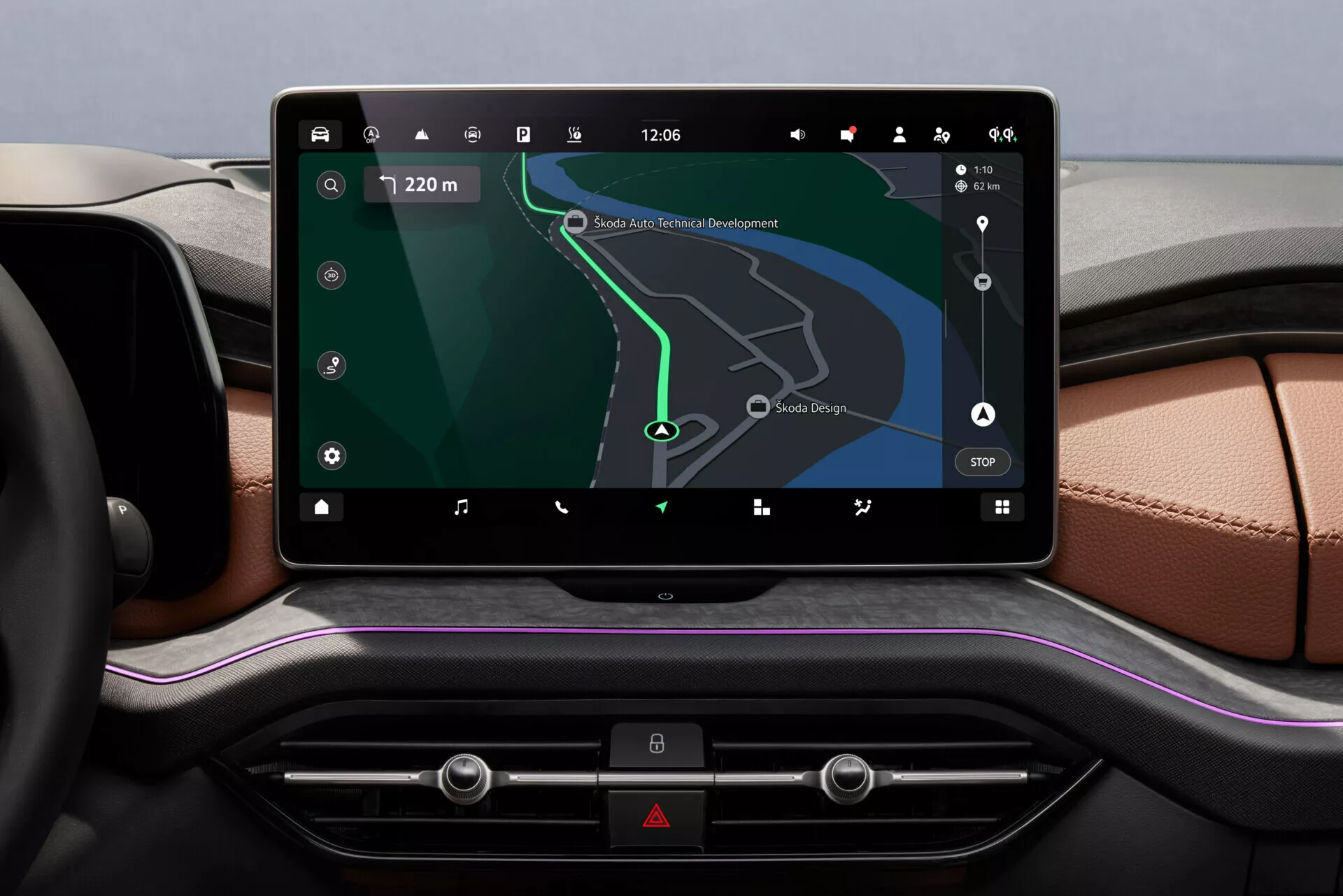 Interni della Skoda Kodiaq 2024 con un grande display touchscreen per l'infotainment con navigazione GPS sulla plancia, integrando impostazioni avanzate del veicolo e controlli del clima, circondato da materiali di lusso e accenti di design.