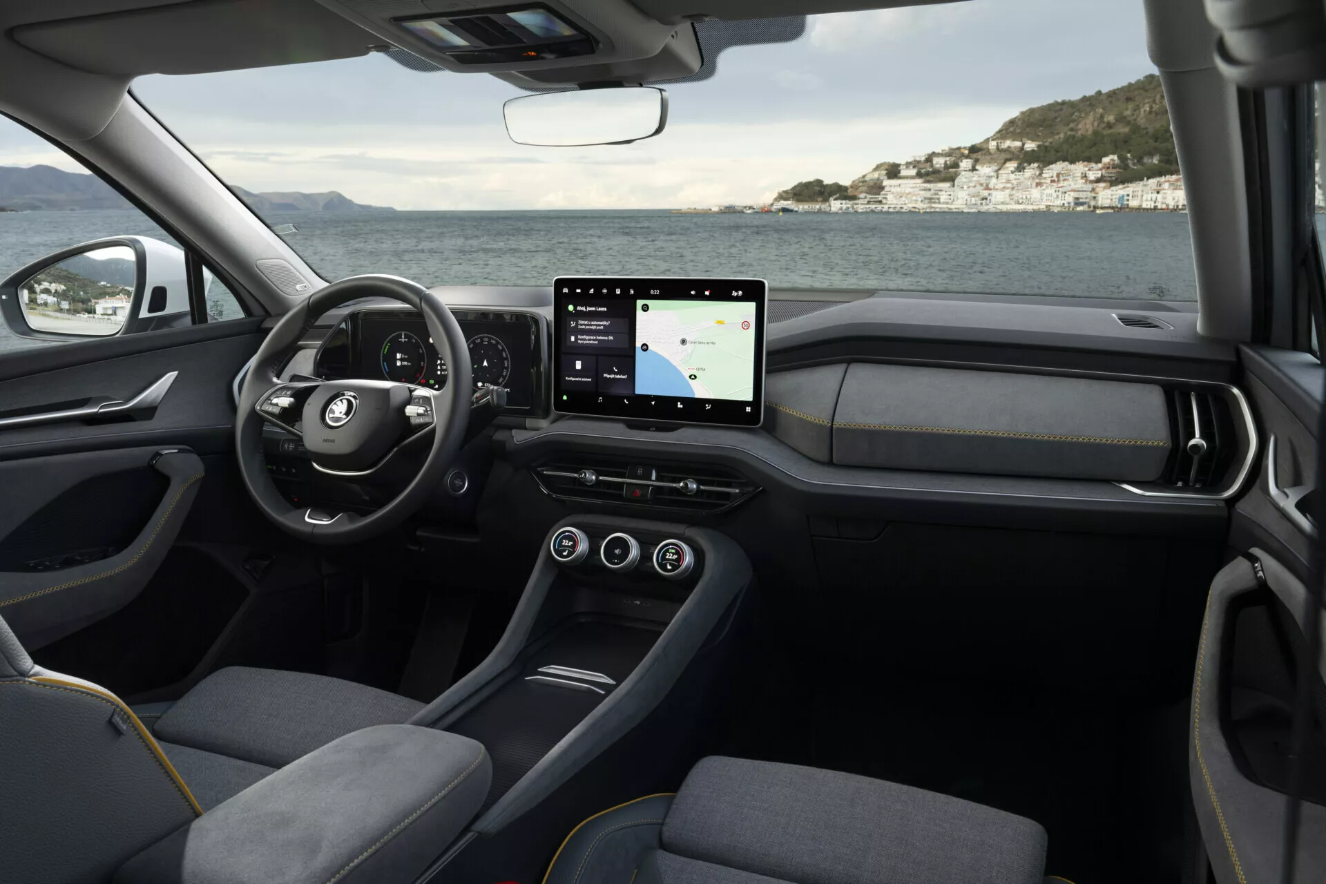 Interno della Skoda Kodiaq 2024 che mostra il lato del conducente con vista sul volante, cruscotto e consolle centrale sottolineando design moderno e tecnologia
