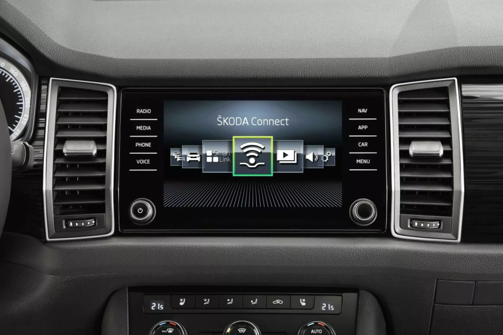 Sezione centrale del cruscotto della Skoda Kodiaq 2017 con sistema di infotainment touch che visualizza ŠKODA Connect e pannello di controllo clima a doppia zona