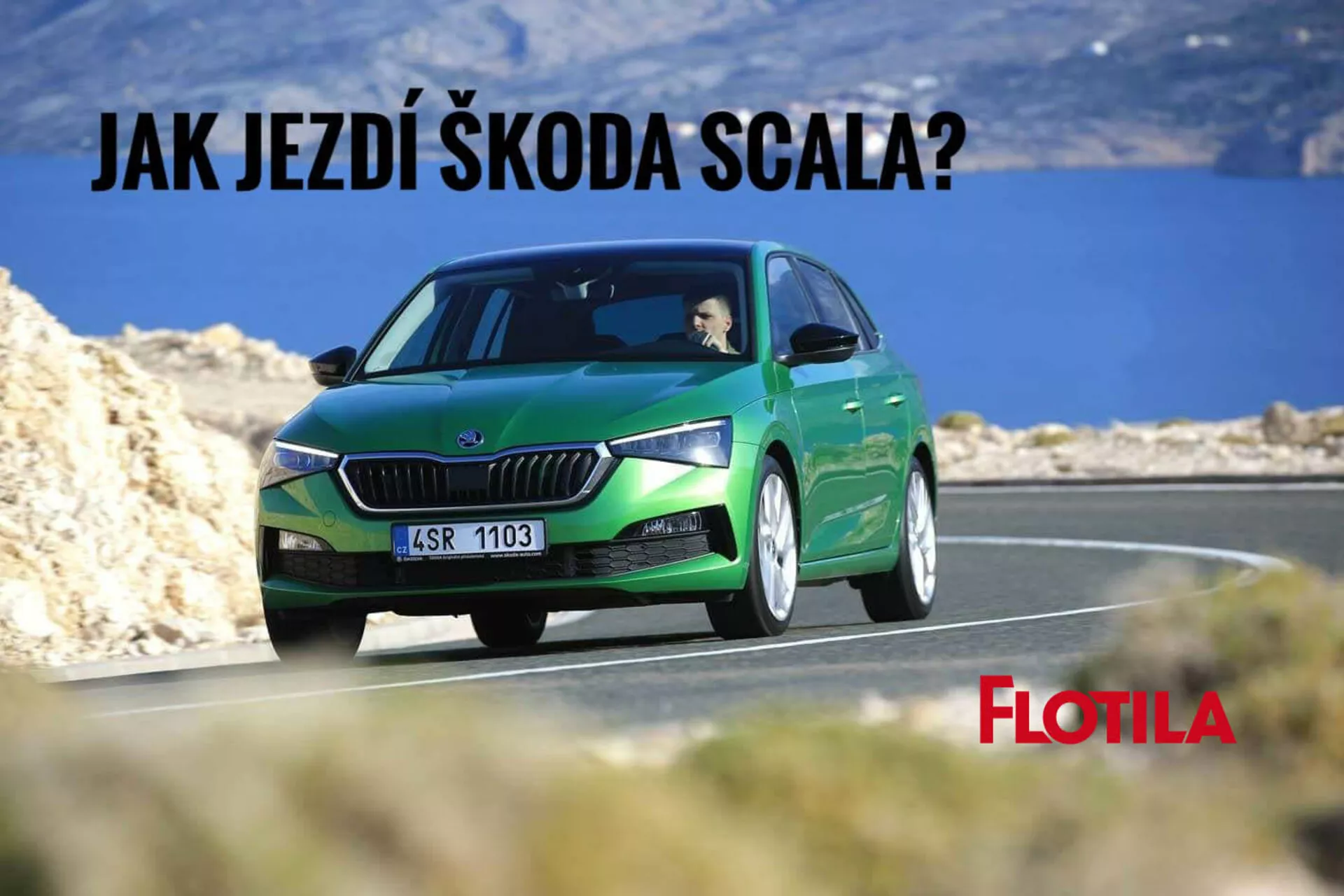Škoda Scala 2019 in verde metallizzato che mette in evidenza funzionalità di design e tecnologia, in movimento su una strada tortuosa che suggerisce una guida montuosa o costiera, con focus sulla griglia, fari LED e design aerodinamico delle ruote