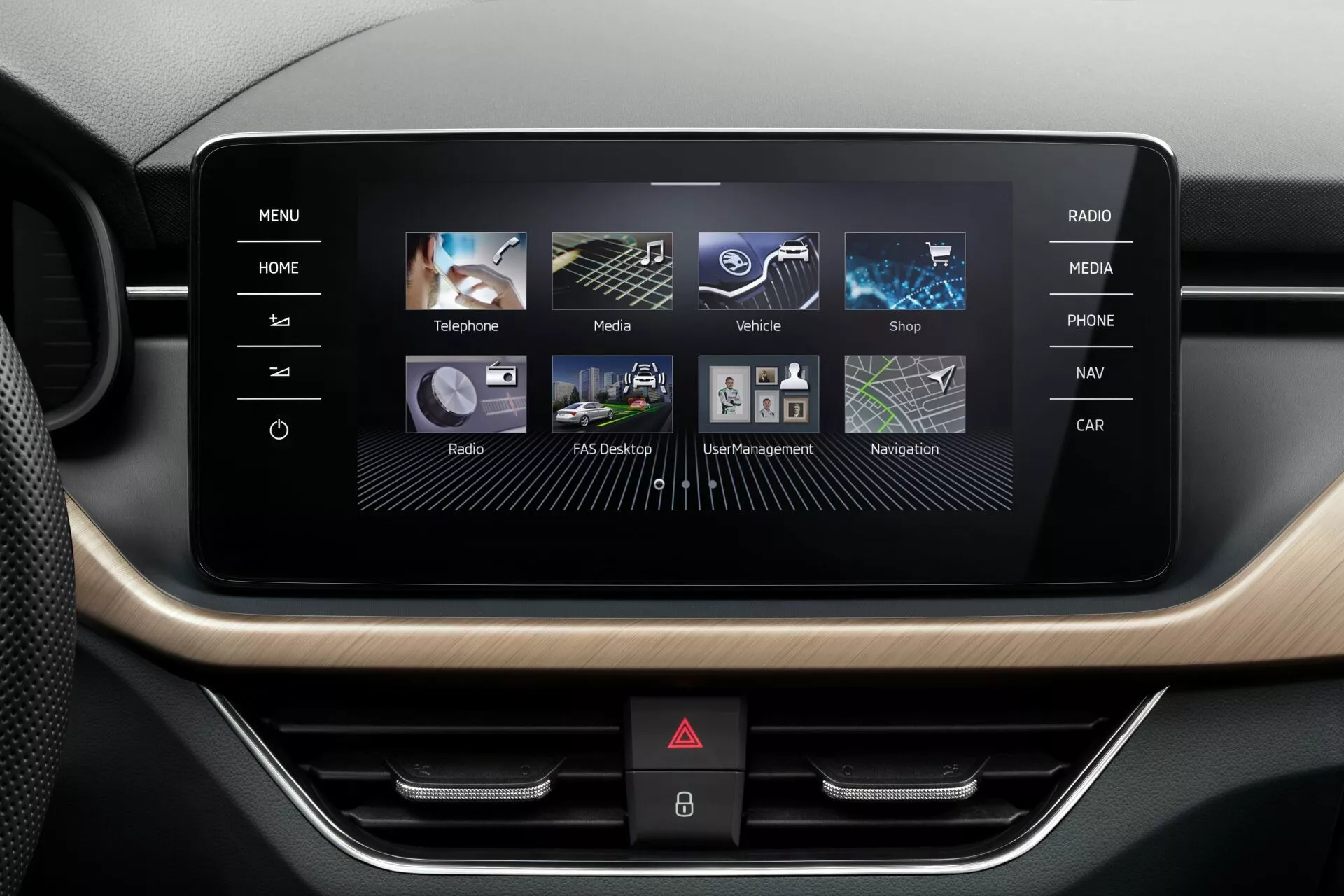 Console centrale Skoda Scala 2019 con schermo del sistema di infotainment orientato orizzontalmente, presentando icone di telefono, media, impostazioni del veicolo, negozio, radio, navigazione e assistente, circondate da una finitura metallica o in grano di legno e pulsanti fisici sottostanti.