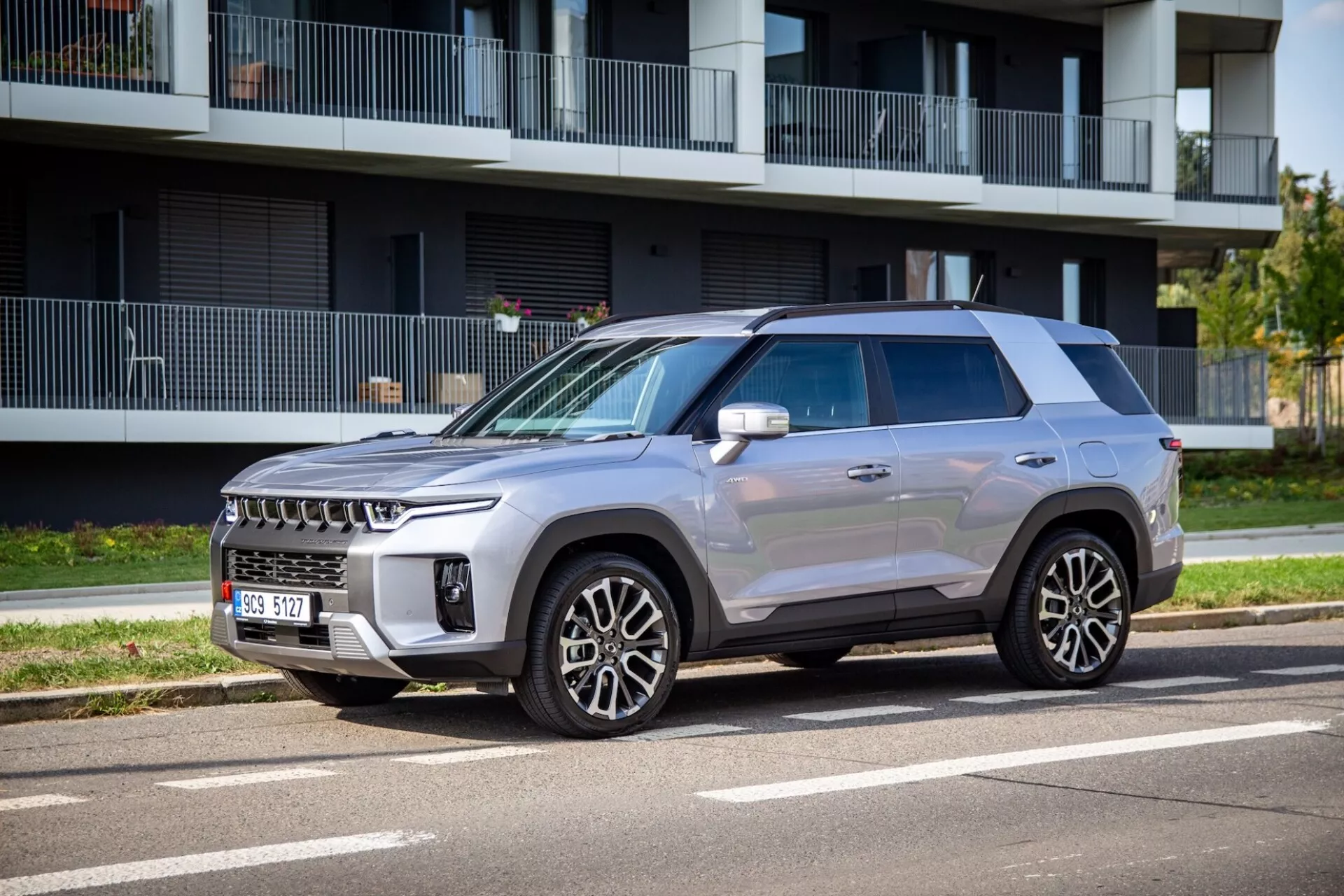 SsangYong Torres 2023 in movimento su un'autostrada, che mostra il suo design elegante e le avanzate caratteristiche aerodinamiche