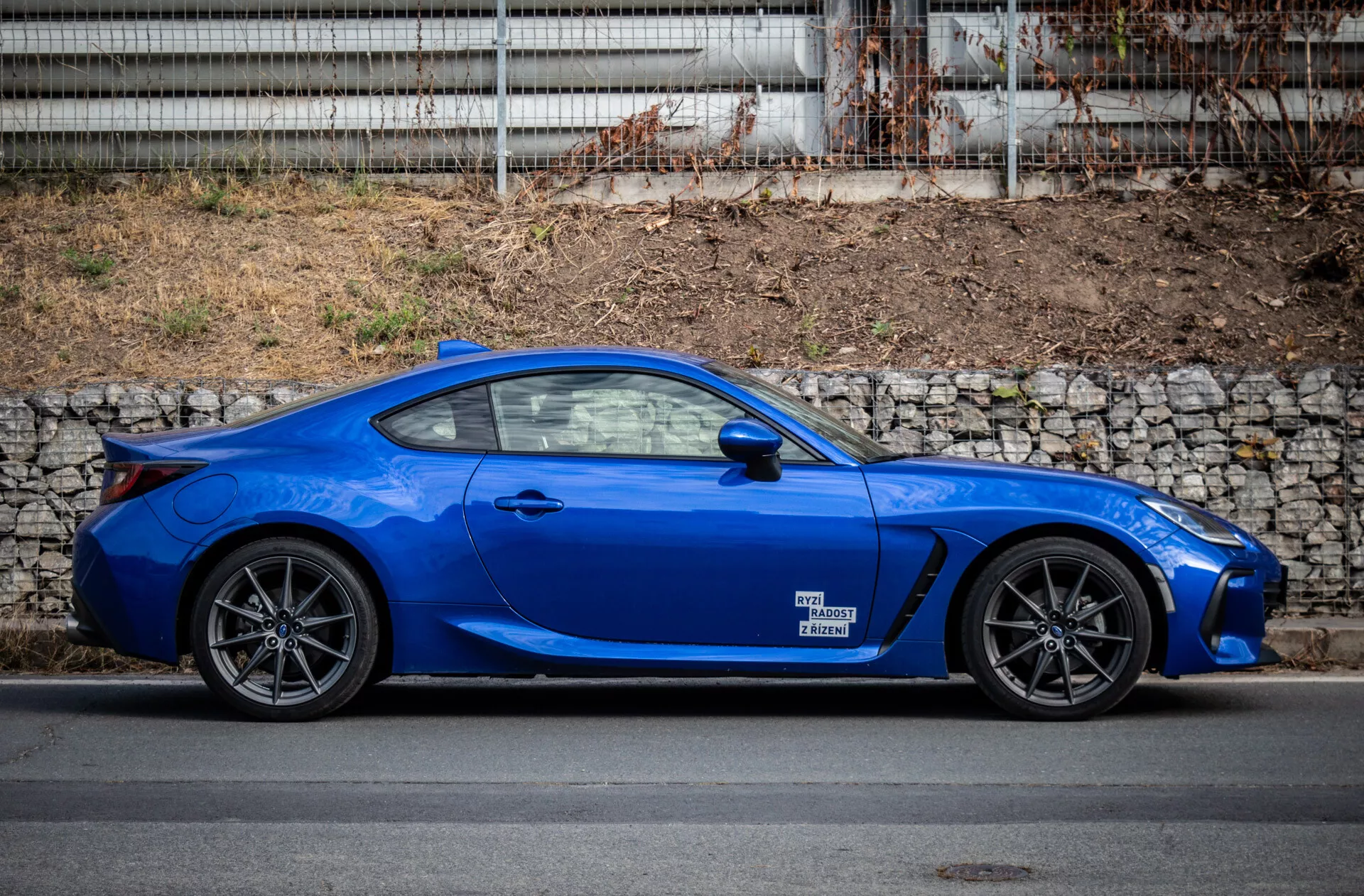 Subaru BRZ 2023 parcheggiata in un contesto urbano che mostra il suo design elegante e il suo colore blu vivace