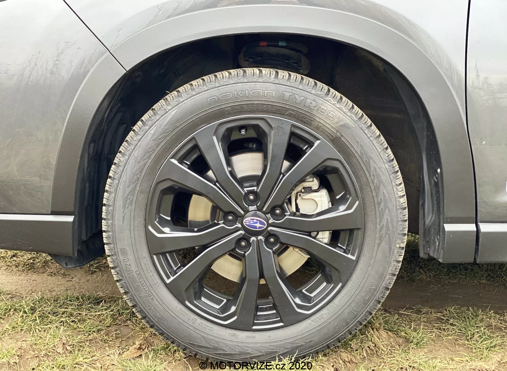 Vista ravvicinata della ruota lato passeggero anteriore del Subaru Forester 2020, che mostra un cerchio multirazza con finitura bicolore, pneumatico Goodyear Eagle visibile, coprimozzo con logo Subaru, pinza del freno che suggerisce un sistema frenante a disco e componenti di sospensione visibili, sottolineando il design dettagliato della ruota e le caratteristiche prestazionali del veicolo.