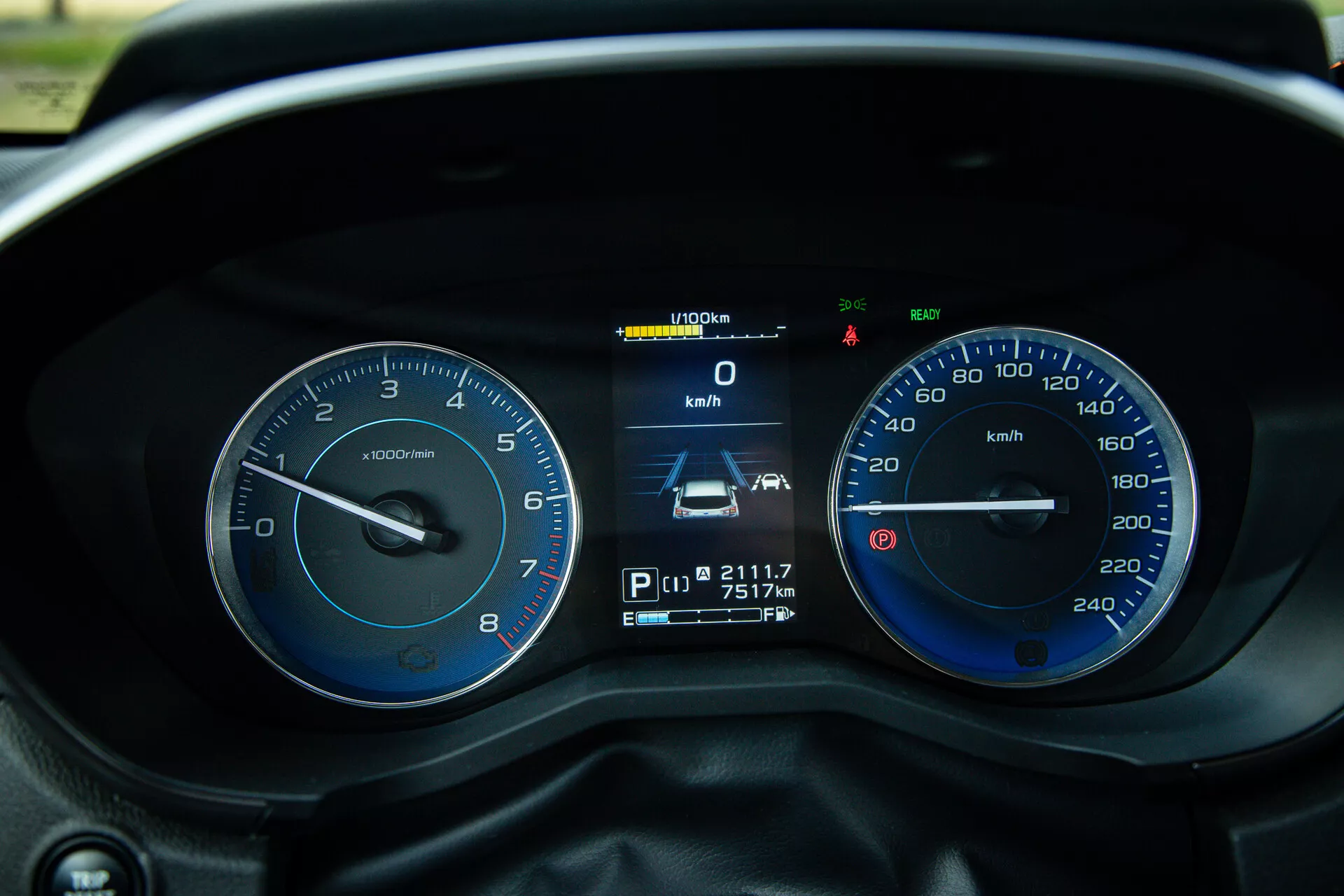Panoramica dettagliata dal punto di vista del conducente del cruscotto della Subaru XV 2021 con tachimetro, velocimetro e display digitale che mostra velocità, posizione del cambio, odometro e contachilometri parziale, oltre a varie spie e luci di avvertimento