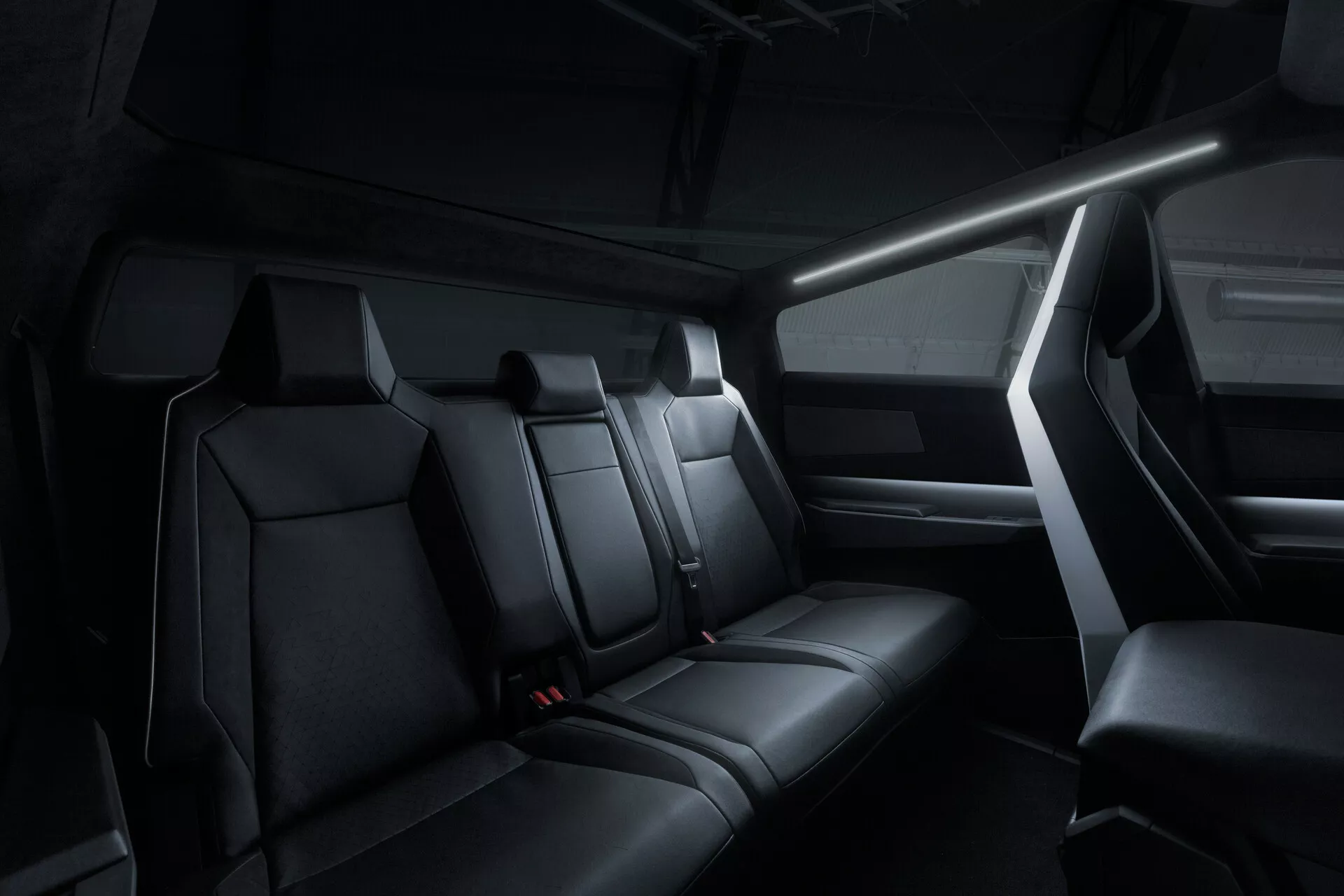 Tesla Cybertruck 2021 (Prima Generazione) - Pickup totalmente elettrico in acciaio inossidabile con design angolare futuristico, esoscheletro robusto, vetro blindato quasi impenetrabile e tecnologia rivoluzionaria per prestazioni su strada e fuoristrada.