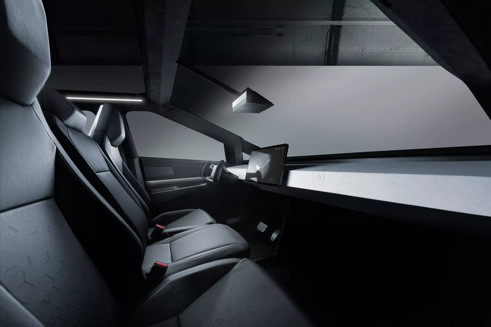 Vista interna del Tesla Cybertruck 2021, concentrata sul compartimento passeggeri posteriore. L'immagine mette in risalto eleganti sedili neri, probabilmente in pelle, con enfasi sul comfort e il design, finestre delle portiere senza telaio parzialmente visibili, una console centrale sottile, una luce interna superiore e un'interfaccia touchscreen montata posteriormente. Il design è minimalista con linee angolari e uno schema monocromatico.
