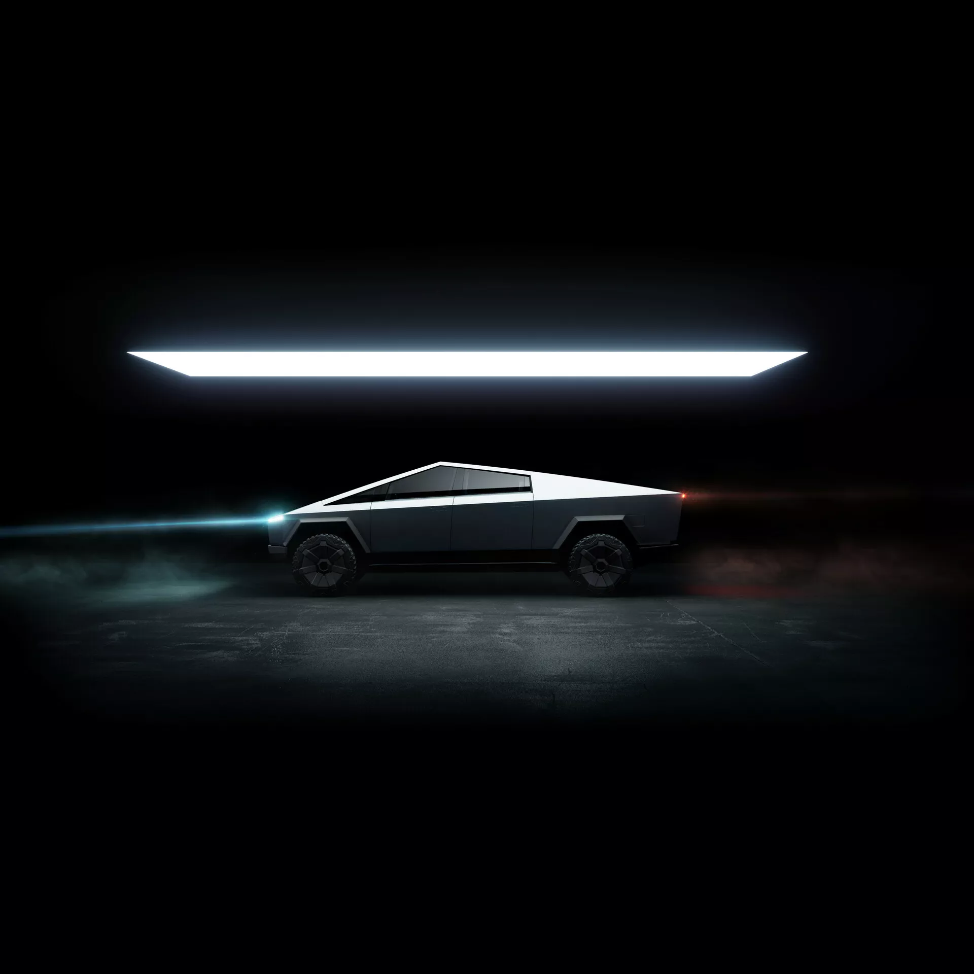 Profilo laterale del Tesla Cybertruck 2021 che mostra il suo design futuristico e angolare con linee nette e un tetto piatto e inclinato in un ambiente scuro. Barre luminose a LED orizzontali distinte illuminano lo sfondo e il primo piano, evidenziando il design del veicolo. L'assenza di specchi visibili o maniglie delle portiere suggerisce funzioni avanzate e automatizzate. Ruote dal design solido e una sottile illuminazione blu sotto il corpo completano l'estetica futuristica complessiva.