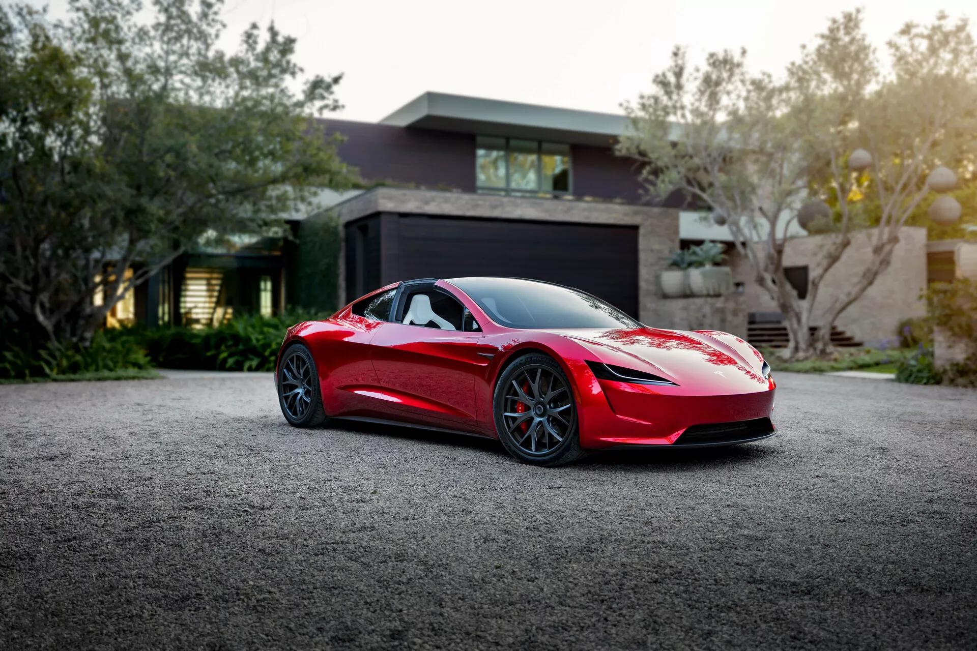 Tesla Roadster 2020 (2ª generazione) in un sorprendente colore rosso. Presenta un design aerodinamico elegante con funzionalità avanzate, inclusi un motore elettrico ad alte prestazioni, velocità massime oltre 250 mph e un'accelerazione da 0 a 60 in soli 1,9 secondi.