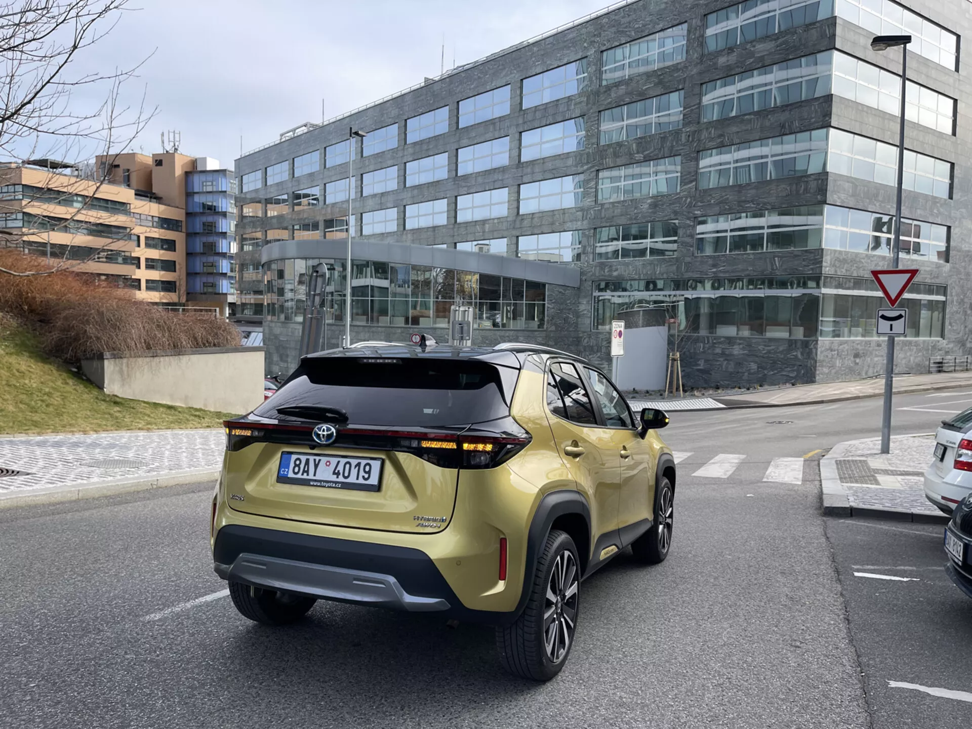 SUV crossover compatto Toyota Yaris-Cross 2021 in azione, che mostra il suo design elegante in argento, prestazioni su strada e tecnologia ibrida ecologica