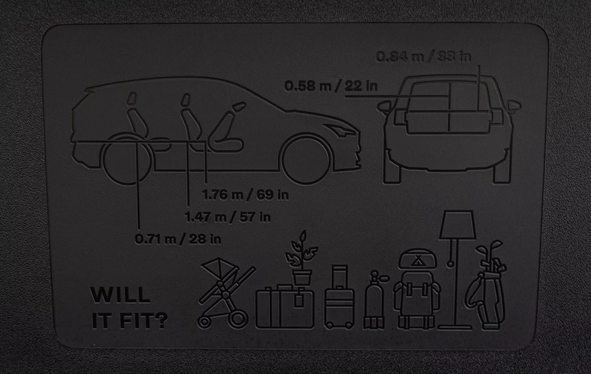 Infografica Volvo EX30 2024 che evidenzia la capacità di carico con misure schematiche per i modelli berlina e hatchback, e confronto con oggetti comuni.