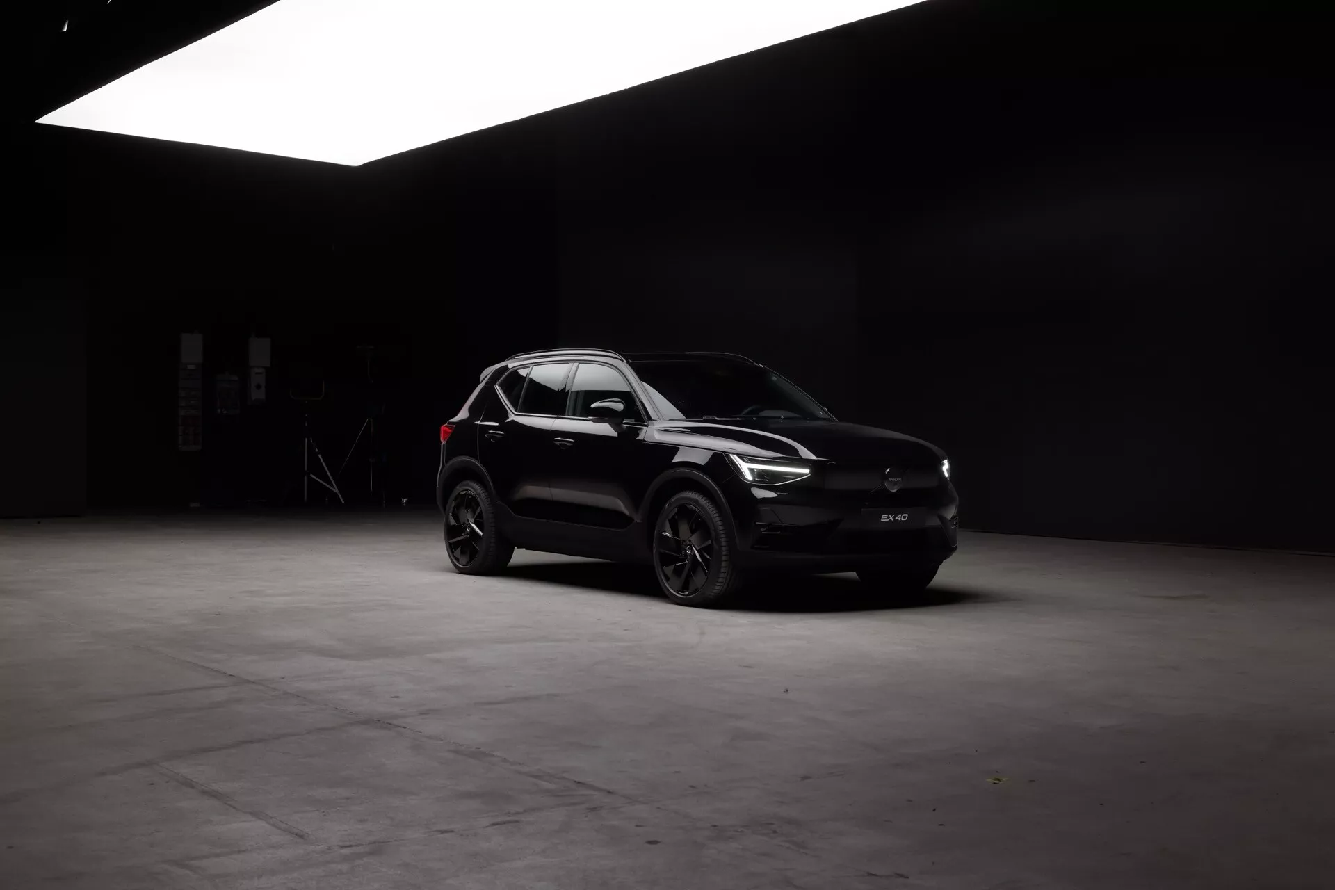 Volvo EX40 2024 di 1ª generazione mostra il suo design elegante, funzionalità di sicurezza avanzate e tecnologia ecocompatibile