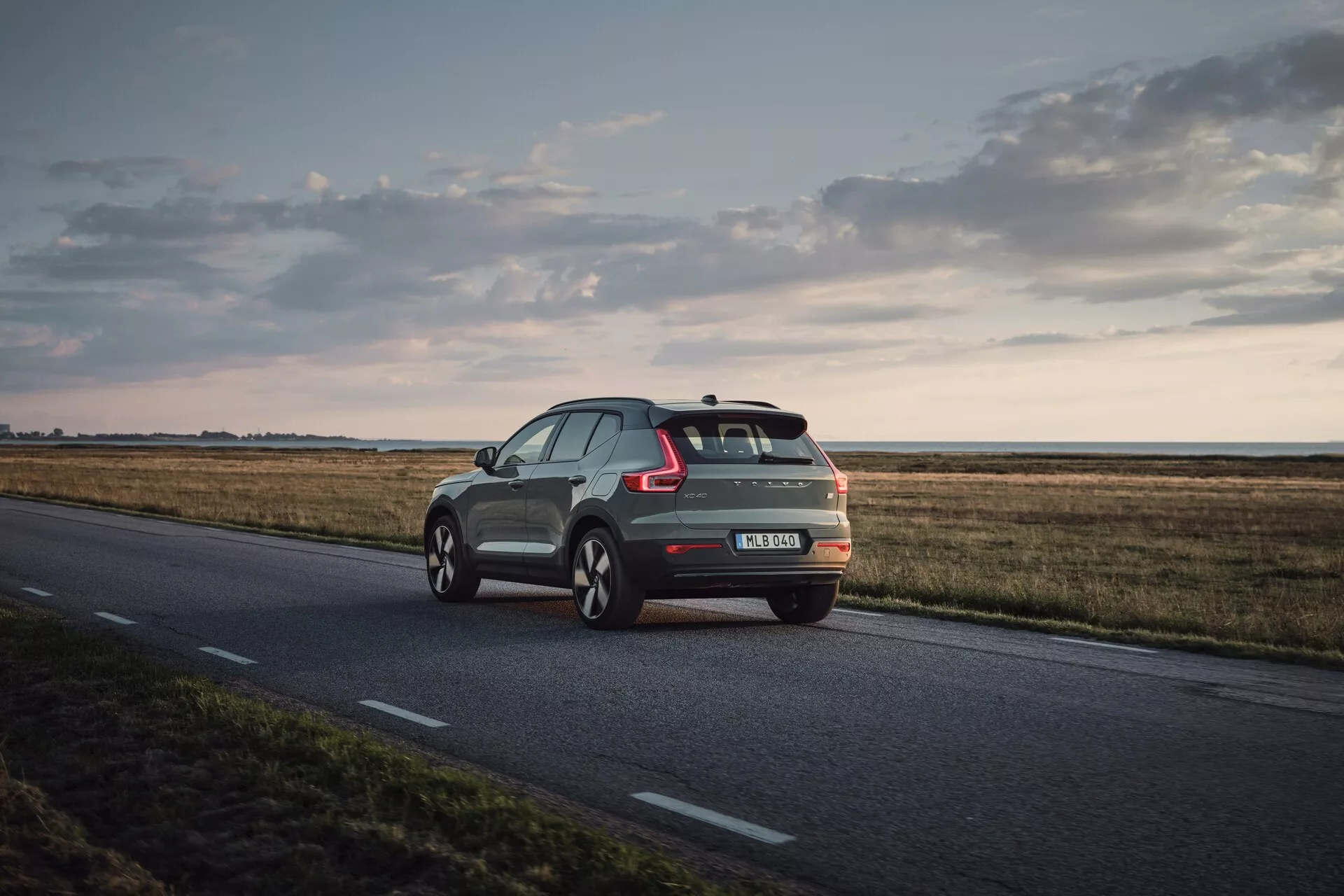 Volvo EX40 2024 di prima generazione con design scandinavo elegante, tecnologia di sicurezza all'avanguardia e propulsione elettrica ecocompatibile