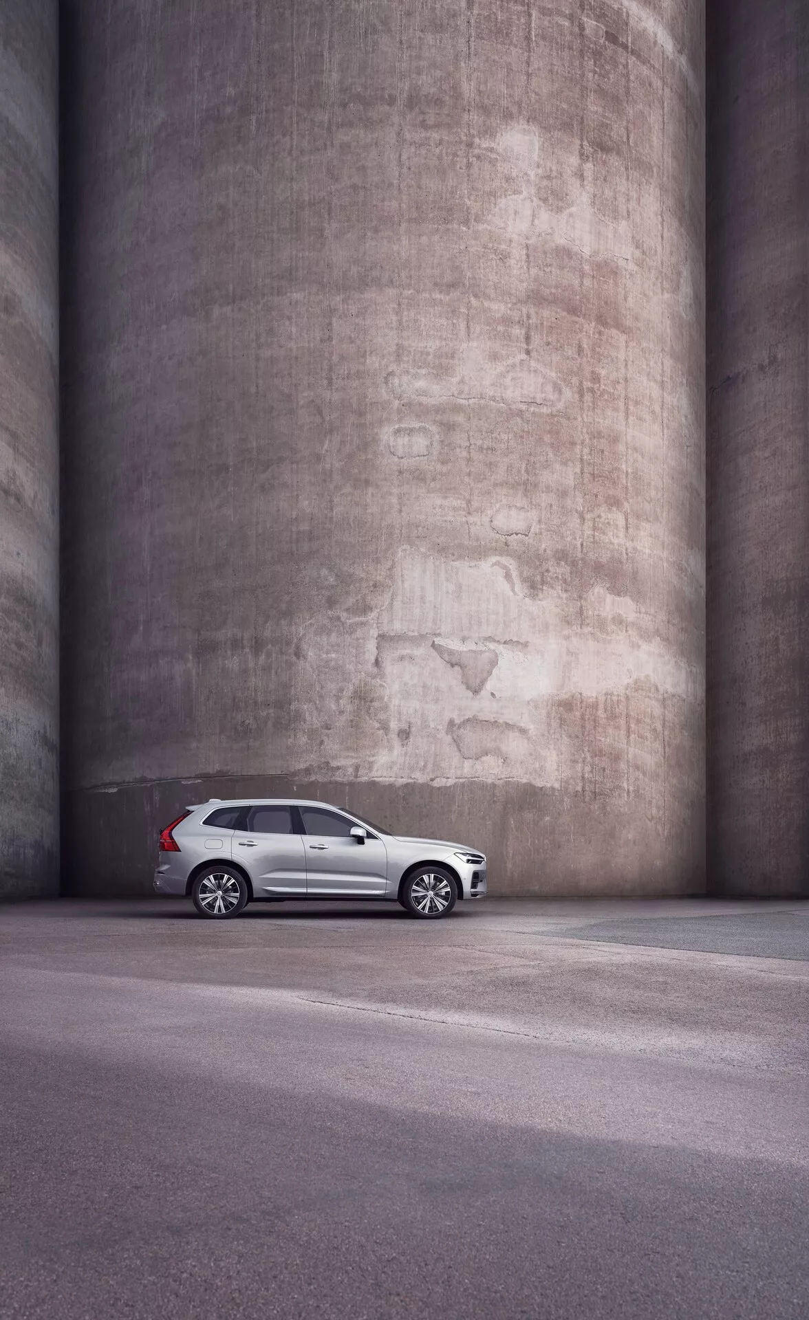 Volvo XC60 2021 seconda generazione facelift, con design scandinavo elegante, tecnologia di sicurezza avanzata e interni lussuosi