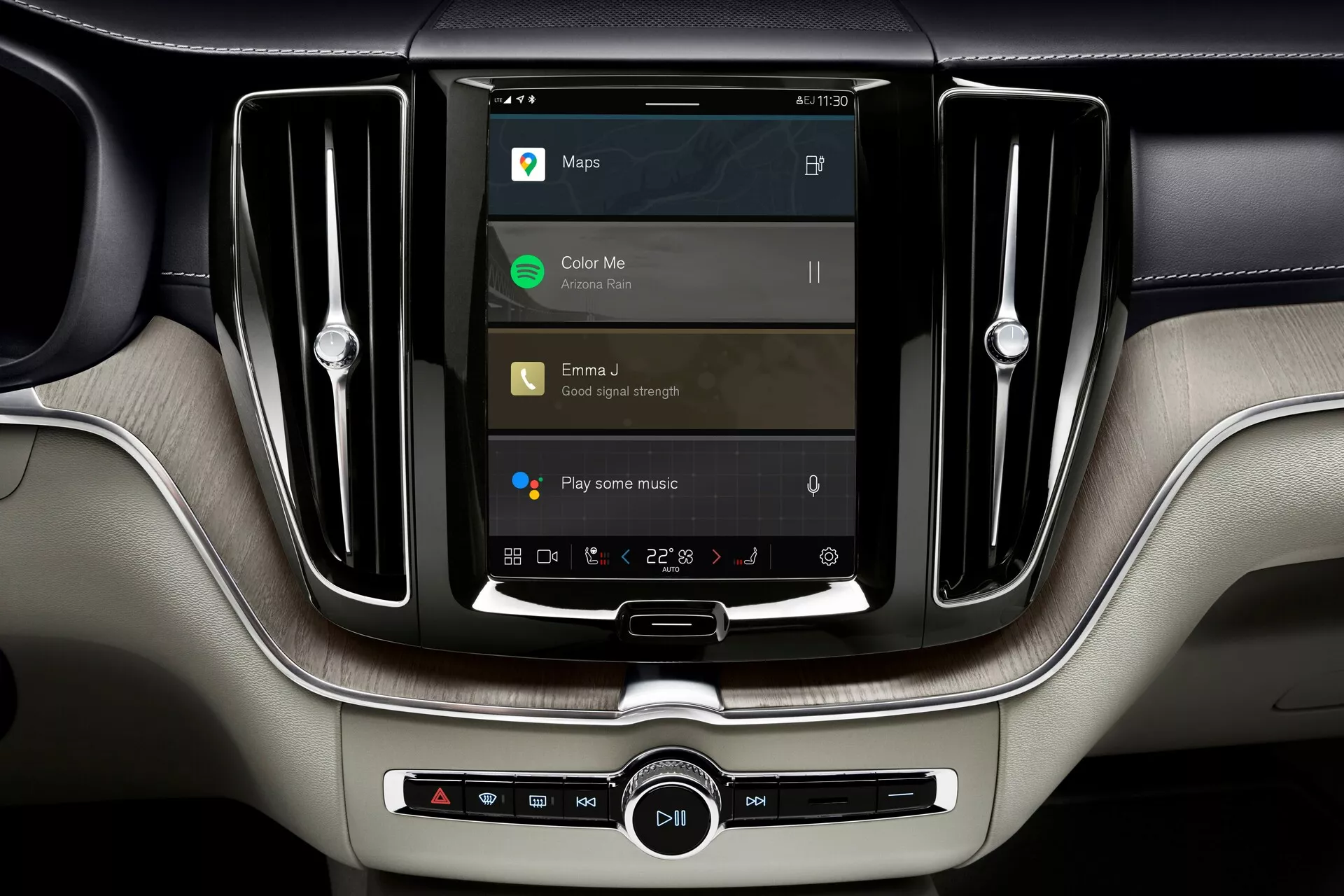 Consolle centrale della Volvo XC60 2021 (restyling di 2ª generazione) con attenzione al touchscreen infotainment orientato verticalmente. Le caratteristiche includono navigazione, riproduzione multimediale, connettività mobile e controllo del clima a doppia zona con materiali di lusso come legno e pelle.