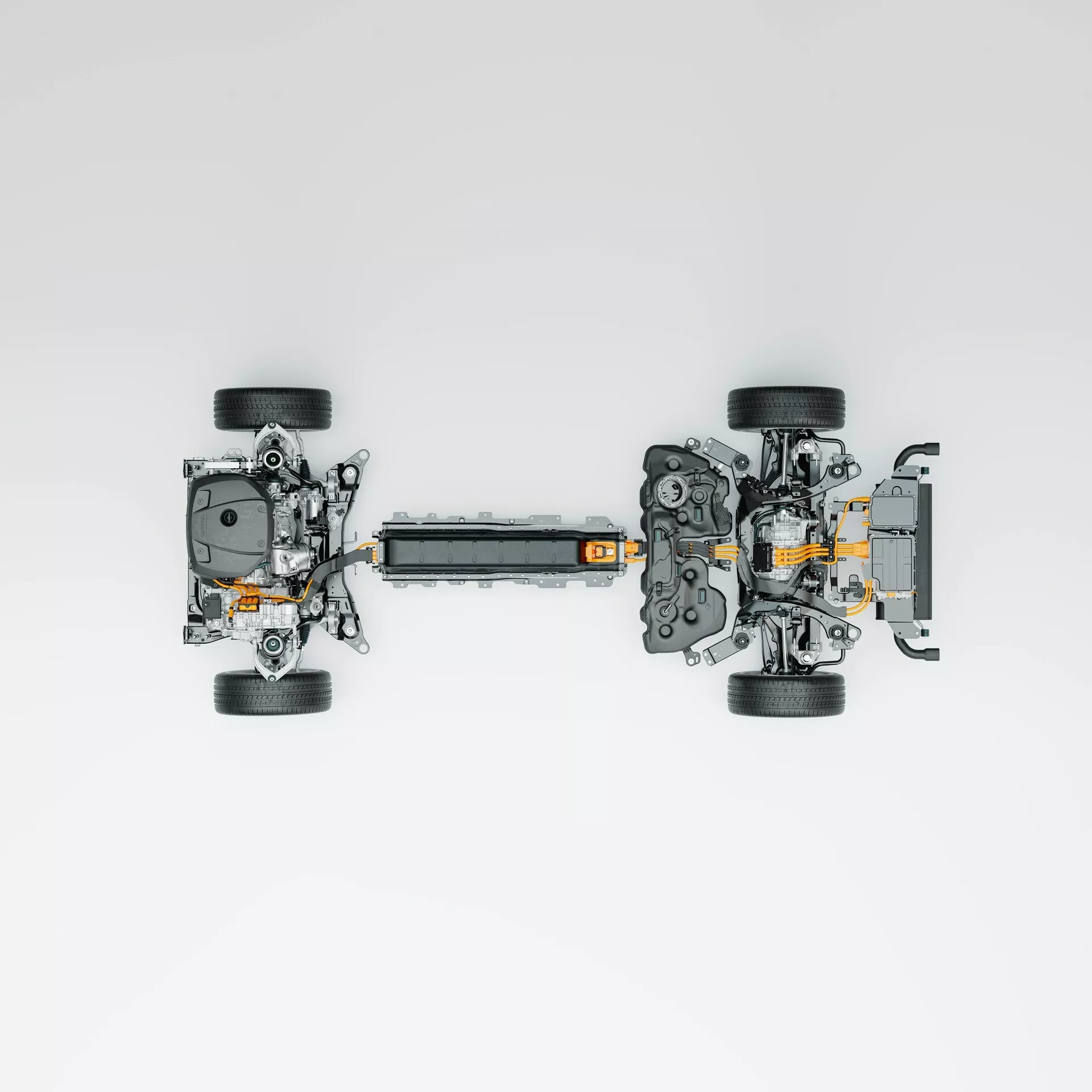 Vista dall'alto di un telaio di veicolo elettrico (EV) smontato, che evidenzia caratteristiche tecnologiche chiave come quattro ruote staccate con gruppi di sospensioni, un pacco batteria ad alto voltaggio centrale, motori elettrici e componenti della trasmissione alle due estremità e cavi arancioni ad alto voltaggio visibili. Il layout suggerisce un sistema a trazione integrale, con uno sfondo neutro che enfatizza i componenti in modo chiaro e illustrativo.